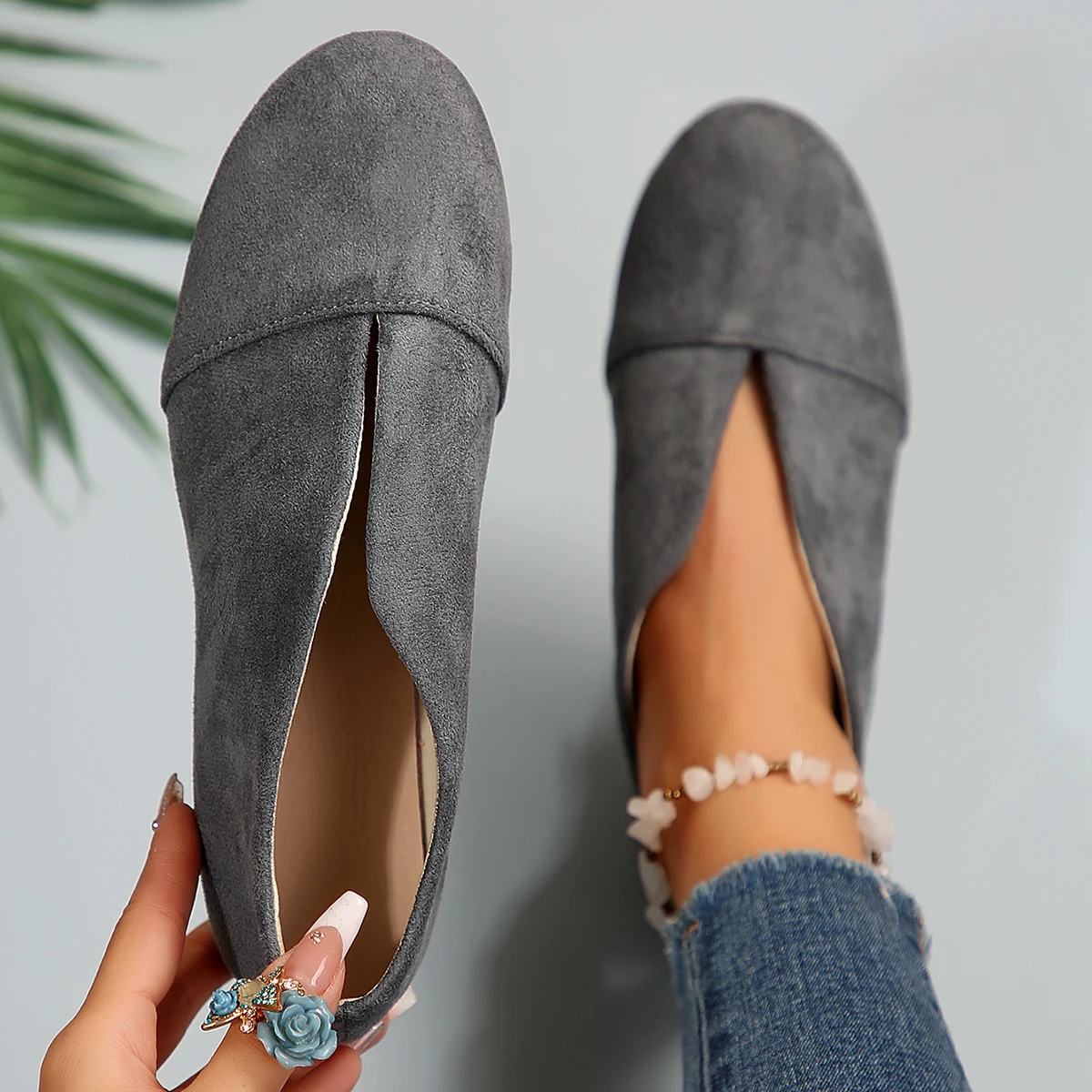 Plus-Size-Damen-Slipper aus Wildleder, V-Ausschnitt, runde Zehen, weich und bequem, lässig, für den täglichen Gebrauch, zum Spazierengehen, in verschiedenen Farben erhältlich. – Detail 31