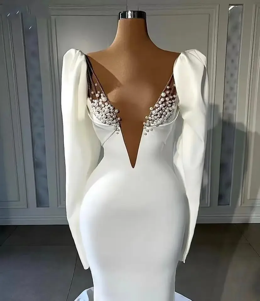 ชุดแต่งงานทรงเมอร์เมดคอวีลึกประดับมุกเงาสำหรับเจ้าสาว แขนยาวผ้าซาติน