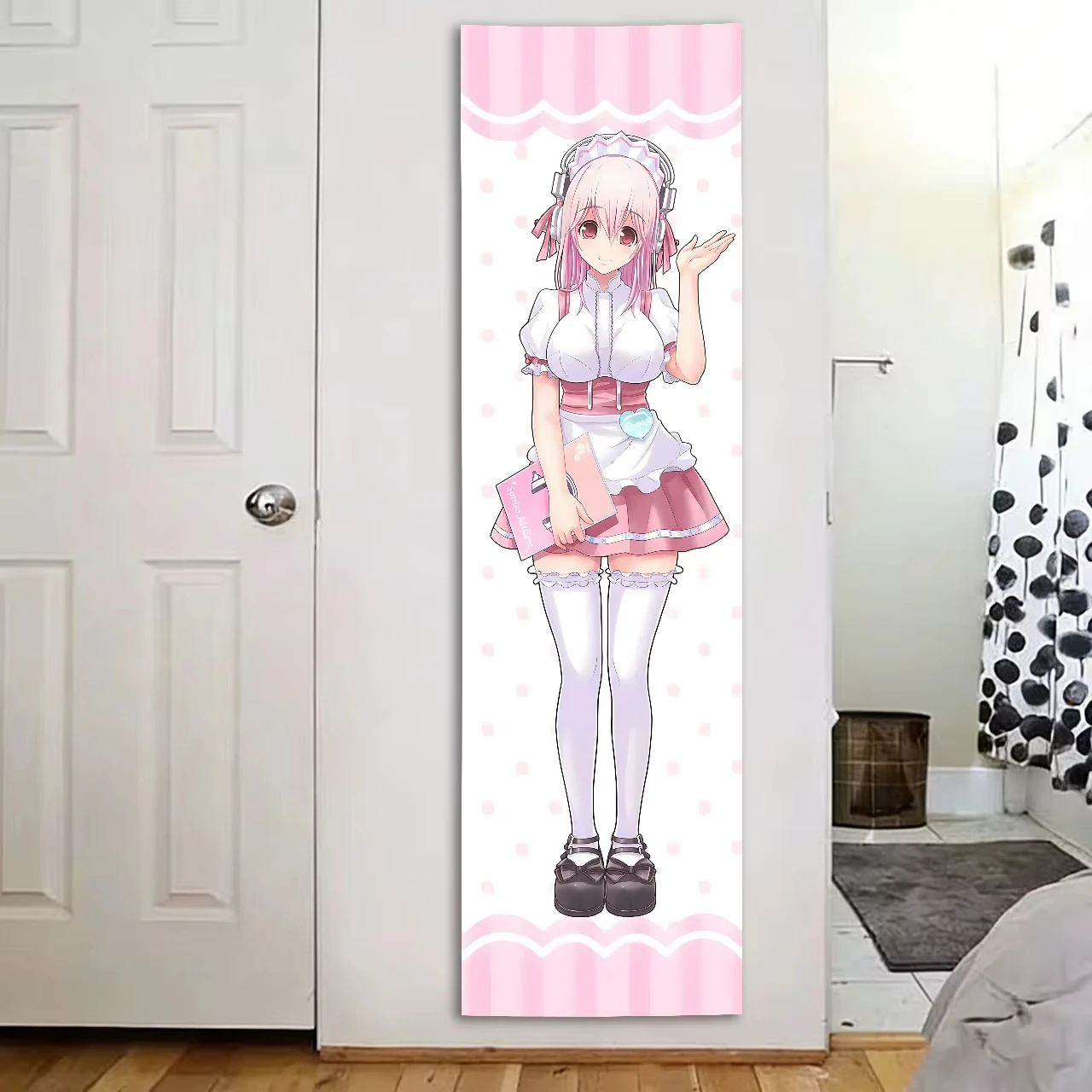 Super Sonico Maid Outfit Vertikaler Wandteppich, rosa gepunkteter Wandbehang, Kawai Anime lange Wanddekoration für Schlafzimmer, Otaku-Zimmer