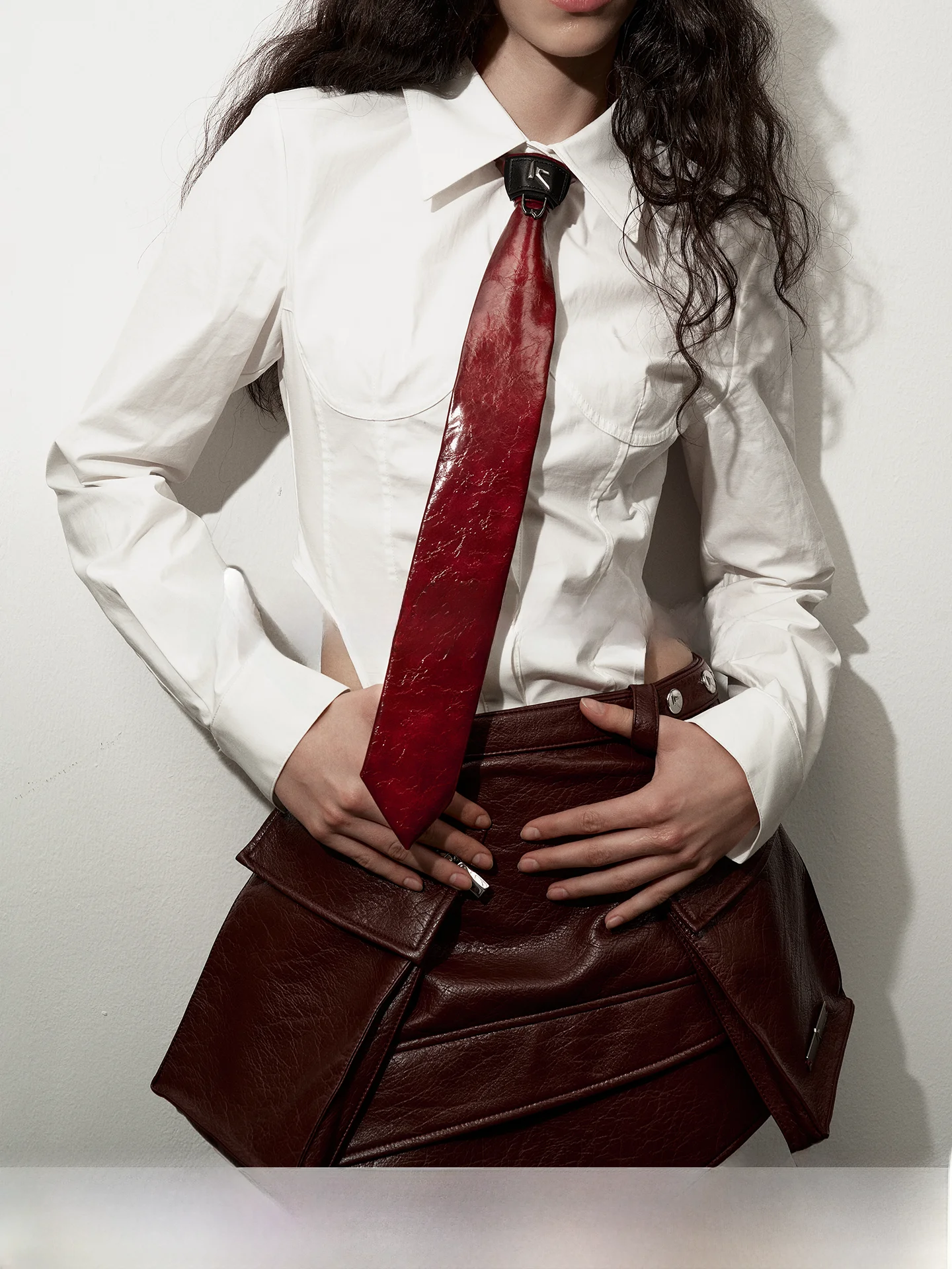 corbata-de-cuero-kimusso-con-logotipo-metalico-color-vino-tinto-diseno-original-estilo-invernal-color-puro-accesorios-de