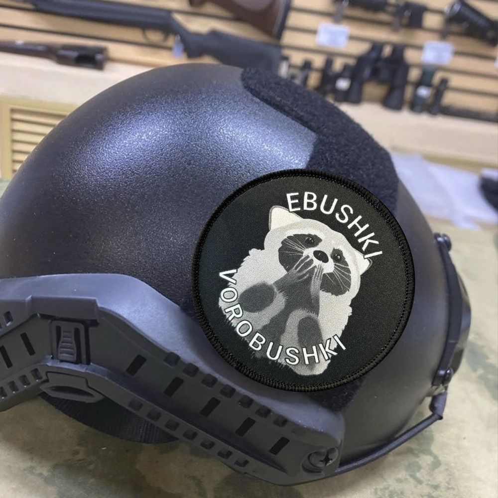 Parche táctico mapache con velcro – Insignia moral para mochila
