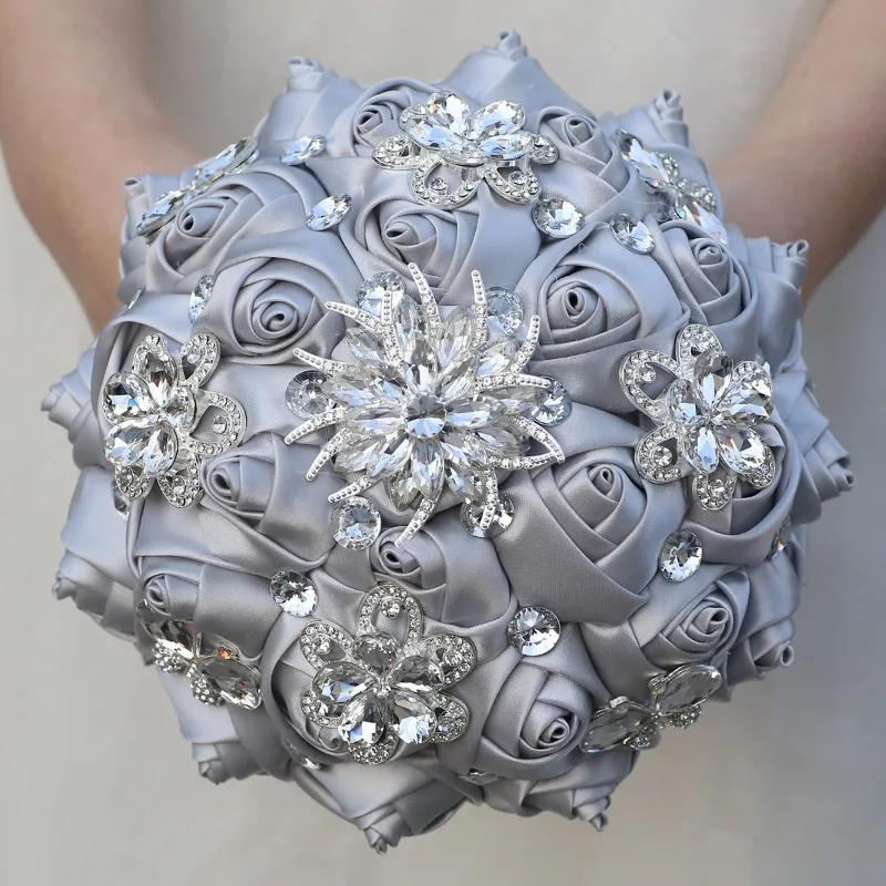 

Элегантный свадебный букет с серебряными розами и стразами для невесты, ручной букет W319G