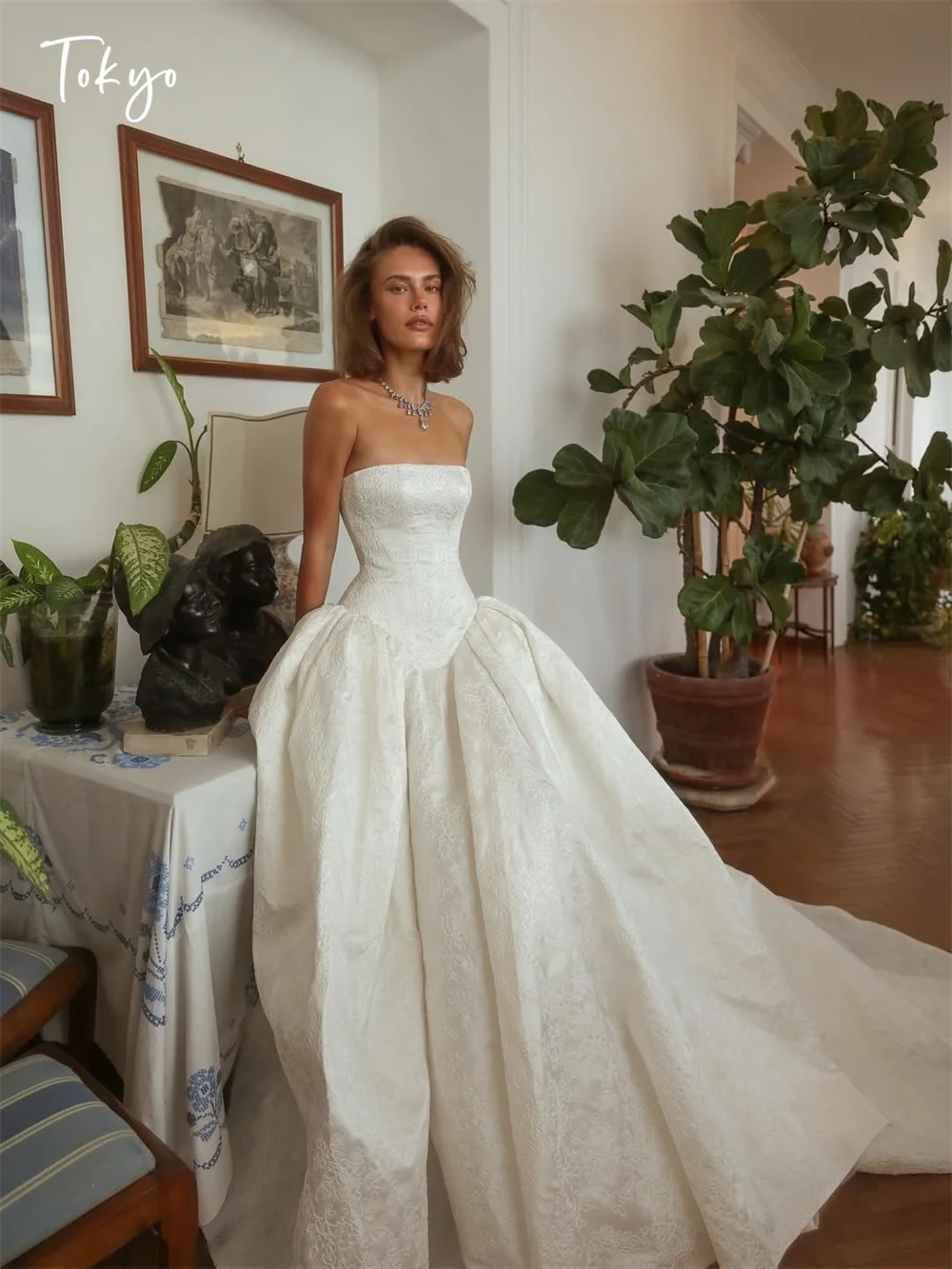Tokyo Customized White Strapless Wedding Dresses Elegant Sleeveless Lace-Up Back Bridal Gown A-Line Court Train Wedding Gown