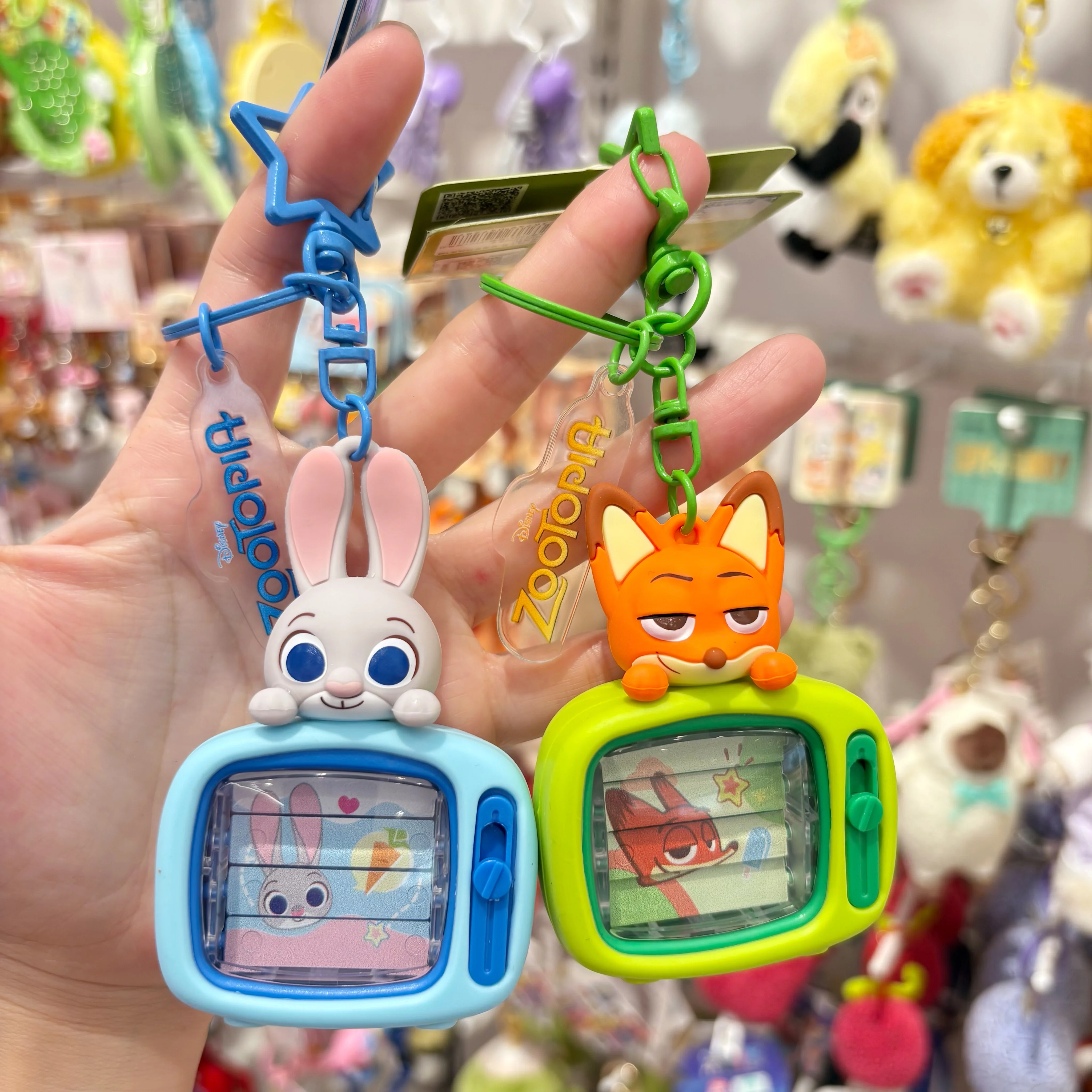

Zootopia Flip TV Keychain, Mini Retro Television Pendant with Changeable Picture, Cute Cartoon Bag Charm, Interactive Movie Gift