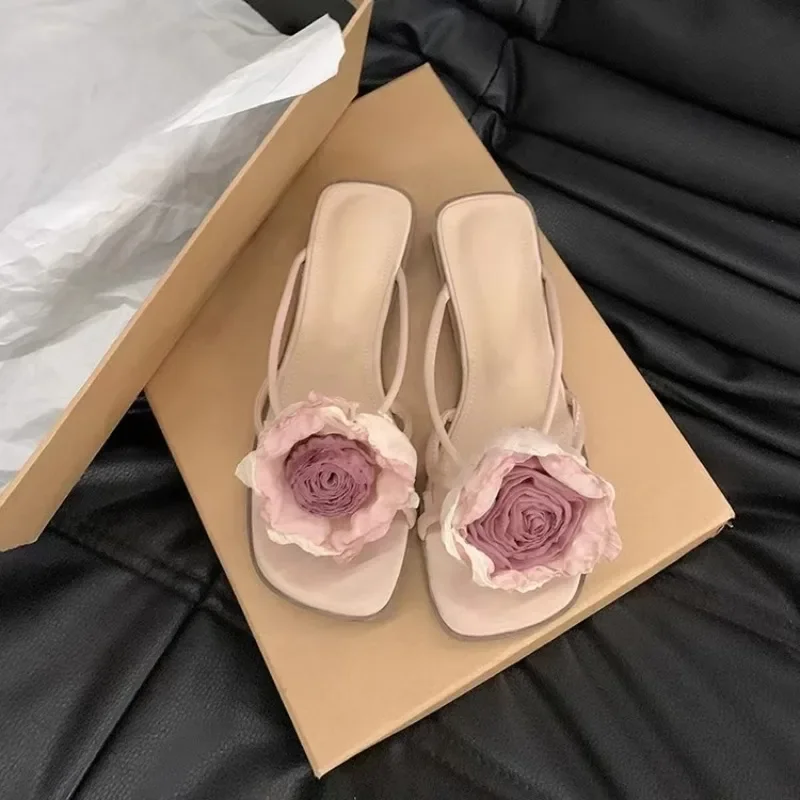 

2024 пляжные тапочки для отпуска, 3D Цветочные Плоские уличные тапочки, милые и универсальные новые тапочки с квадратной головкой, женская обувь 35-40