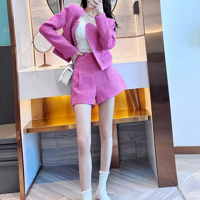 ชุดเซ็ตสองชิ้น สไตล์หรูหรา กลิ่นหอมอ่อนๆ สีแดงกุหลาบ เสื้อแจ็คเก็ต+กางเกงขาสั้น แฟชั่นฤดูใบไม้ร่วง 2025 ใหม่ เหมาะสำหรับใส่ไปทำงาน ให้ลุคเรียบหรู