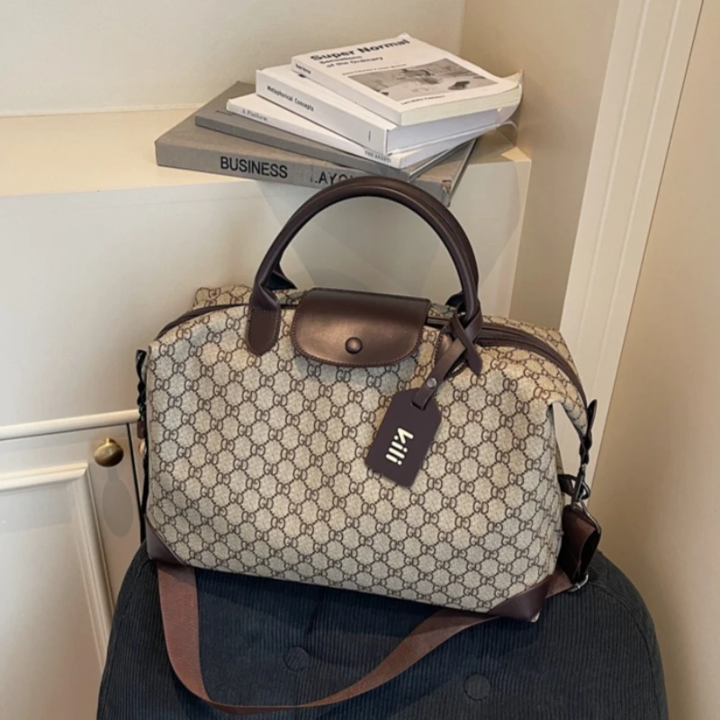 

Fashionable Tote Bags For Ladies Made Of Durable Leather With Shoulder Strap From Luxury Brand