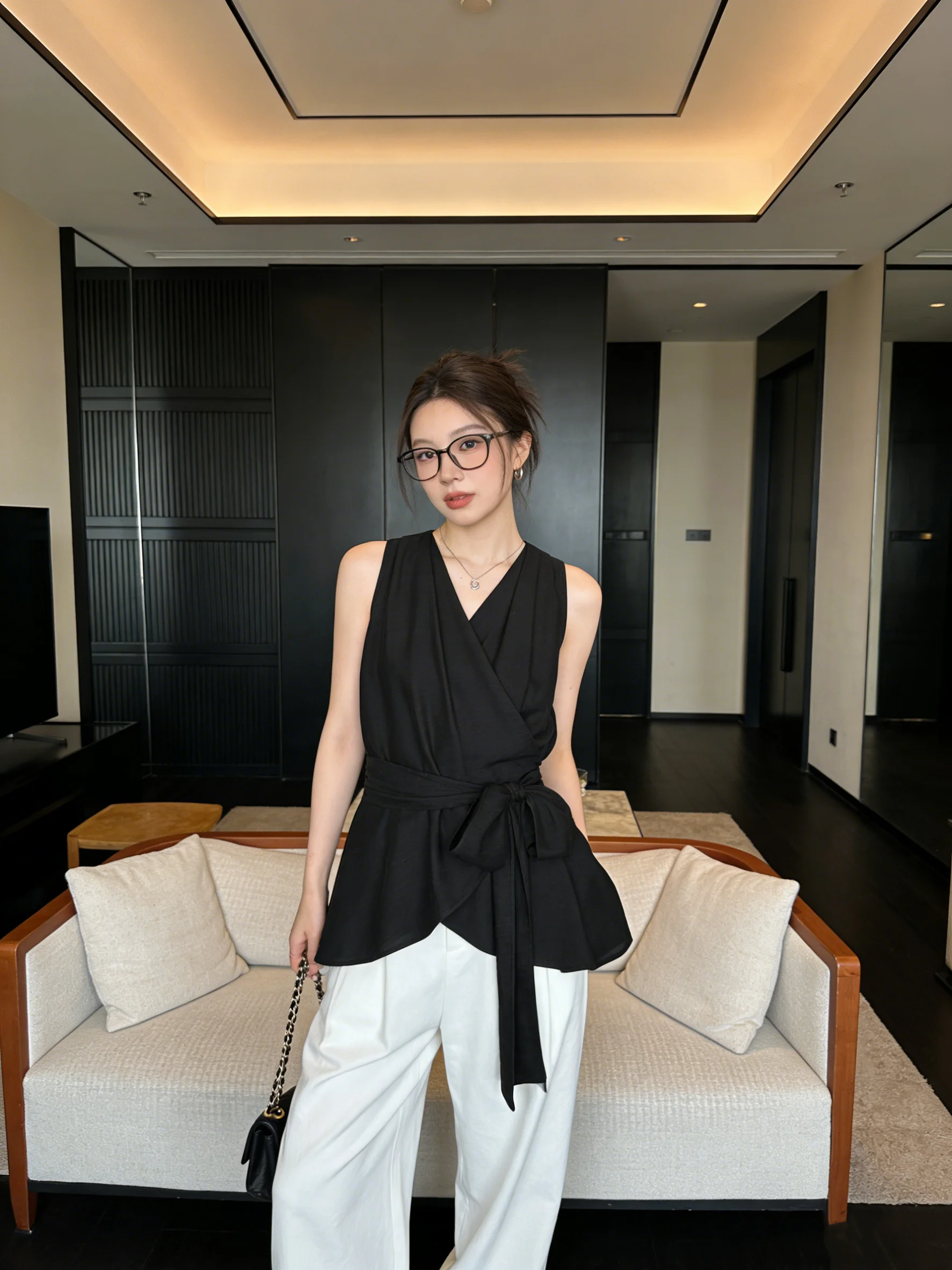 

Korean Style V-Neck Sleeveless Loose Shirt Design Sense Belt Waist Slimming Black Women's Business Casual Top Fashionable