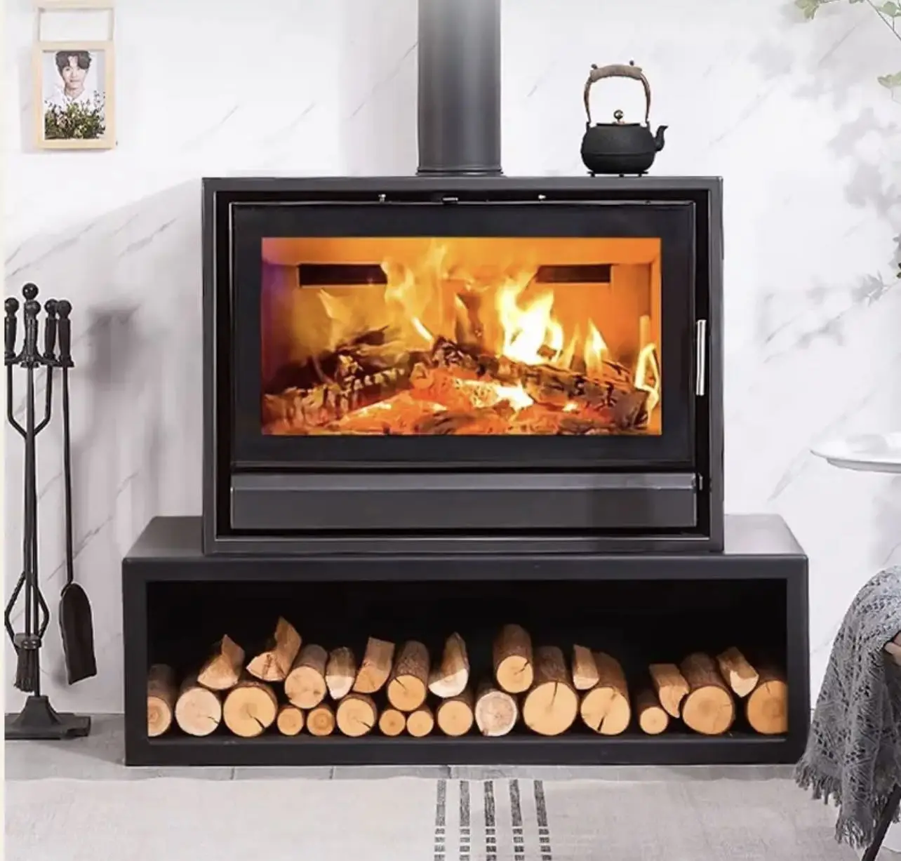 ZHUWEI ODM مدفأة حديثة قائمة بذاتها كفاءة حرارية من الحديد الزهر للمناطق البيئية للاستخدام الداخلي في فنادق الشقق