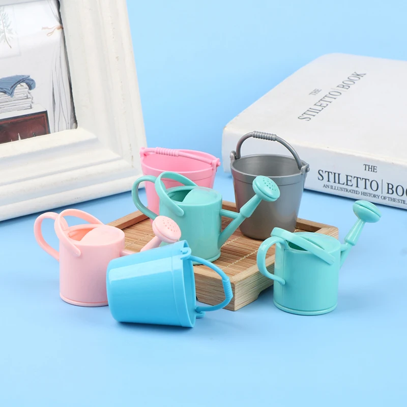 1 セットプラスチックドールハウスミニチュアバケツじょうろモデル植物散水ツール家庭菜園の装飾子供のおもちゃミニ家具