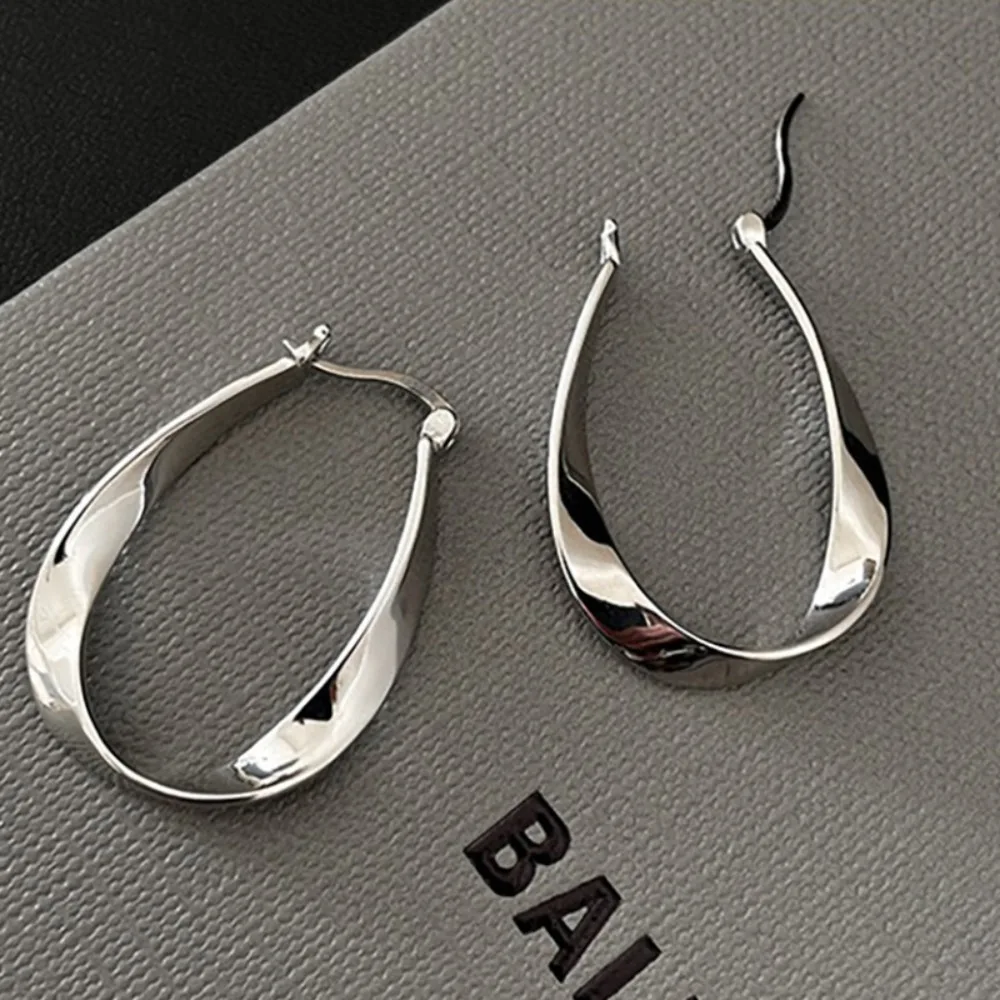Temperament Simple Sliver Color Bright Surface Oval Geometric Hoop Earrings for Women Exquisite Trend Jewelry Accessories Gifts