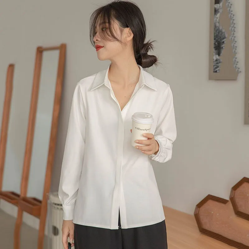 เสื้อชีฟองสีขาวสำหรับผู้หญิง สไตล์ใหม่ ฤดูใบไม้ผลิ 2026 ดีไซน์หรูหรา เหมาะสำหรับทำงาน ใส่ทำงานได้ ดูดี มีระดับ เสื้อคลุมแบบเรียบง่าย สบายๆ