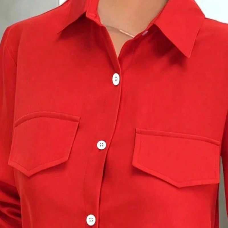 Detalle del dobladillo dividido de la camisa de manga larga para mujer