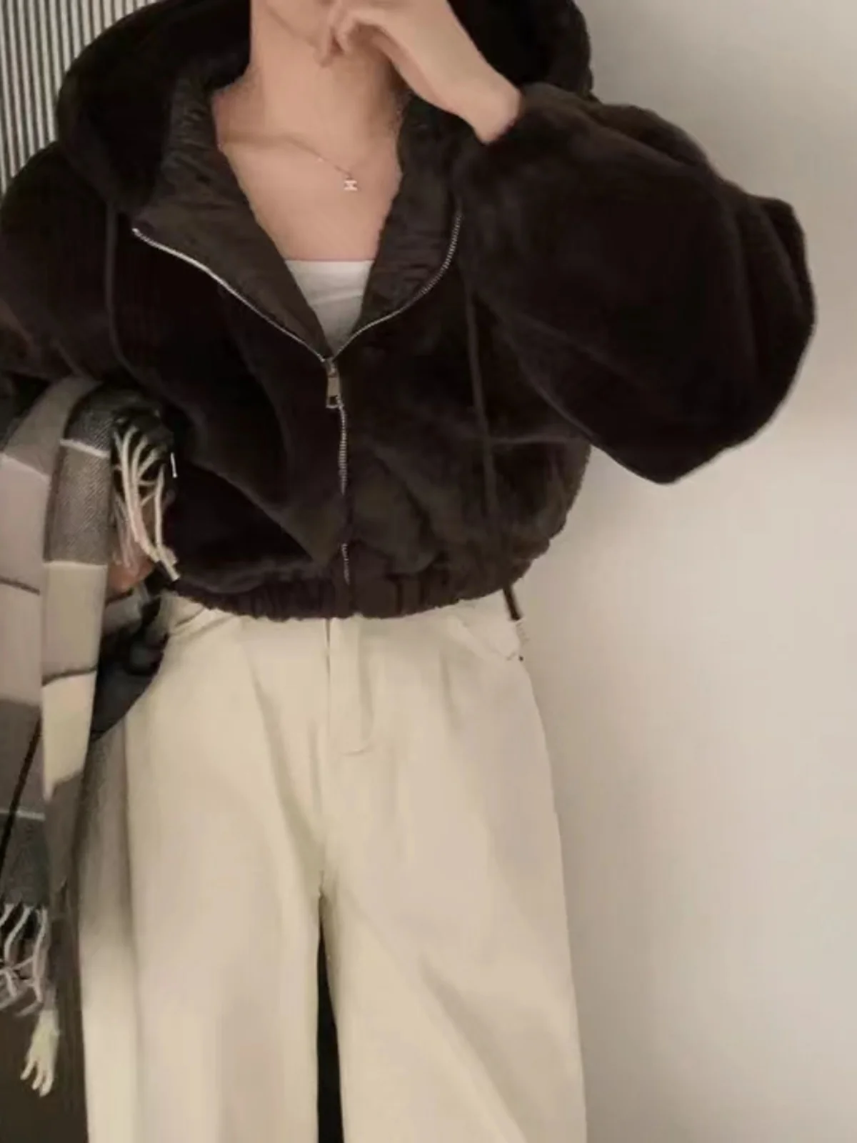 겨울 짧은 지퍼 자켓 여성의 느슨한 맞는 가짜 토끼 모피 조끼 따뜻한 슬리밍 코트 캐주얼 통근 스타일 랜턴 슬리브