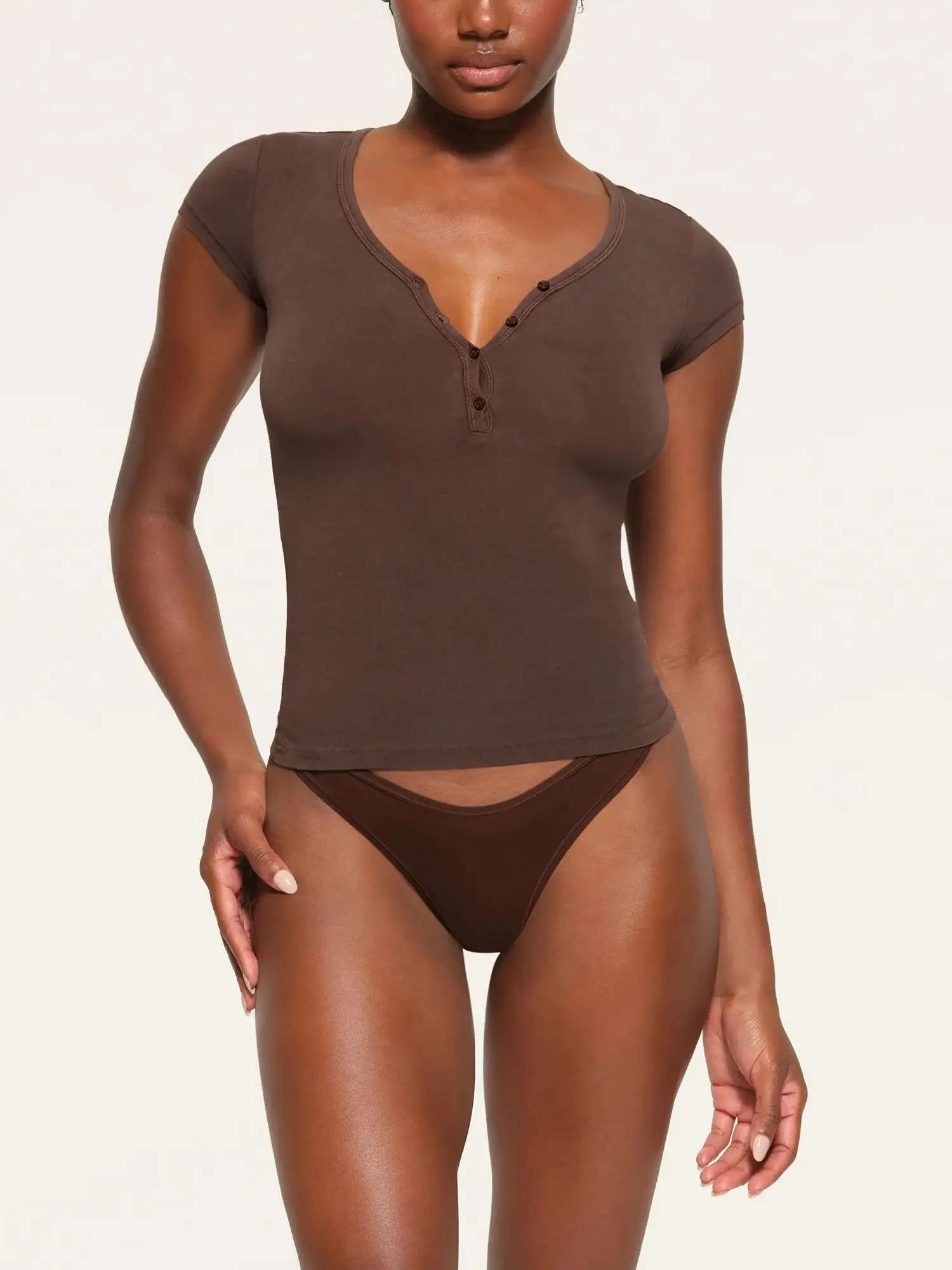 قميص صيفي بأكمام قصيرة من القطن الخالص، طبقة أساسية برقبة على شكل V، تصميم ضيق متعدد الاستخدامات، أنيق وجذاب على طراز كارداشي...