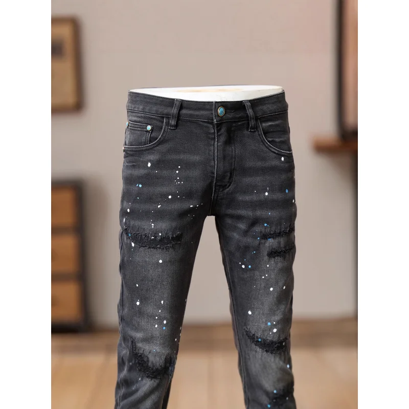 Jeans da uomo con toppe strappate nere grigie con street style, stampa a pois con vernice retrò americana cool e trendy, pantaloni slim fit a gamba piccola