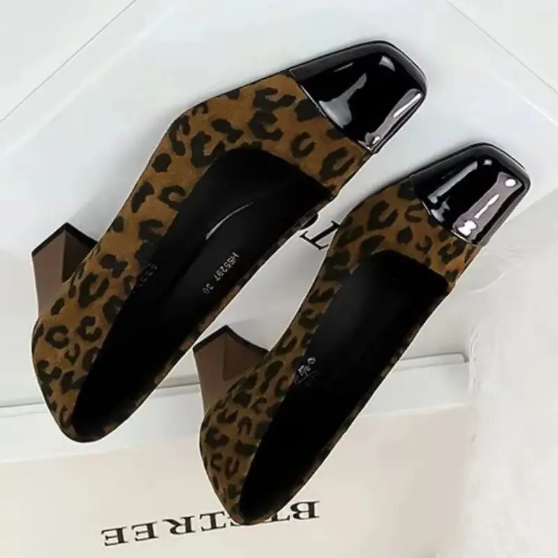 

НОВЫЕ женские замшевые туфли с леопардовым принтом на высоком каблуке, шикарные туфли с квадратным носком и неглубоким носком, осень 2024, элегантные вечерние туфли на высоком каблуке