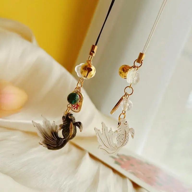 Buntes Handyband mit Farbverlauf und Goldfisch-Motiv, inklusive kleiner Glöckchen-Anhänger, ein schönes Geschenk für Taschen und Rucksäcke. – Detail 10