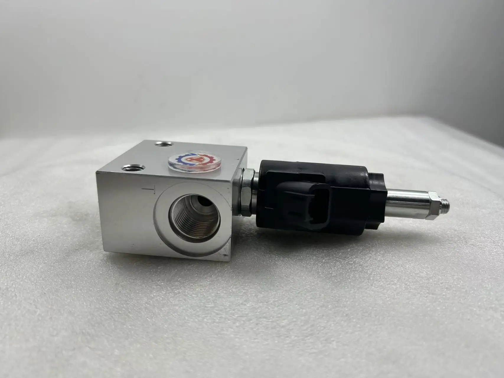 Hydraulic Proportional Fan Solenoid Valve VOE14616529 14616529 for Excavator EC360B EC380D Wheel Loader Parts