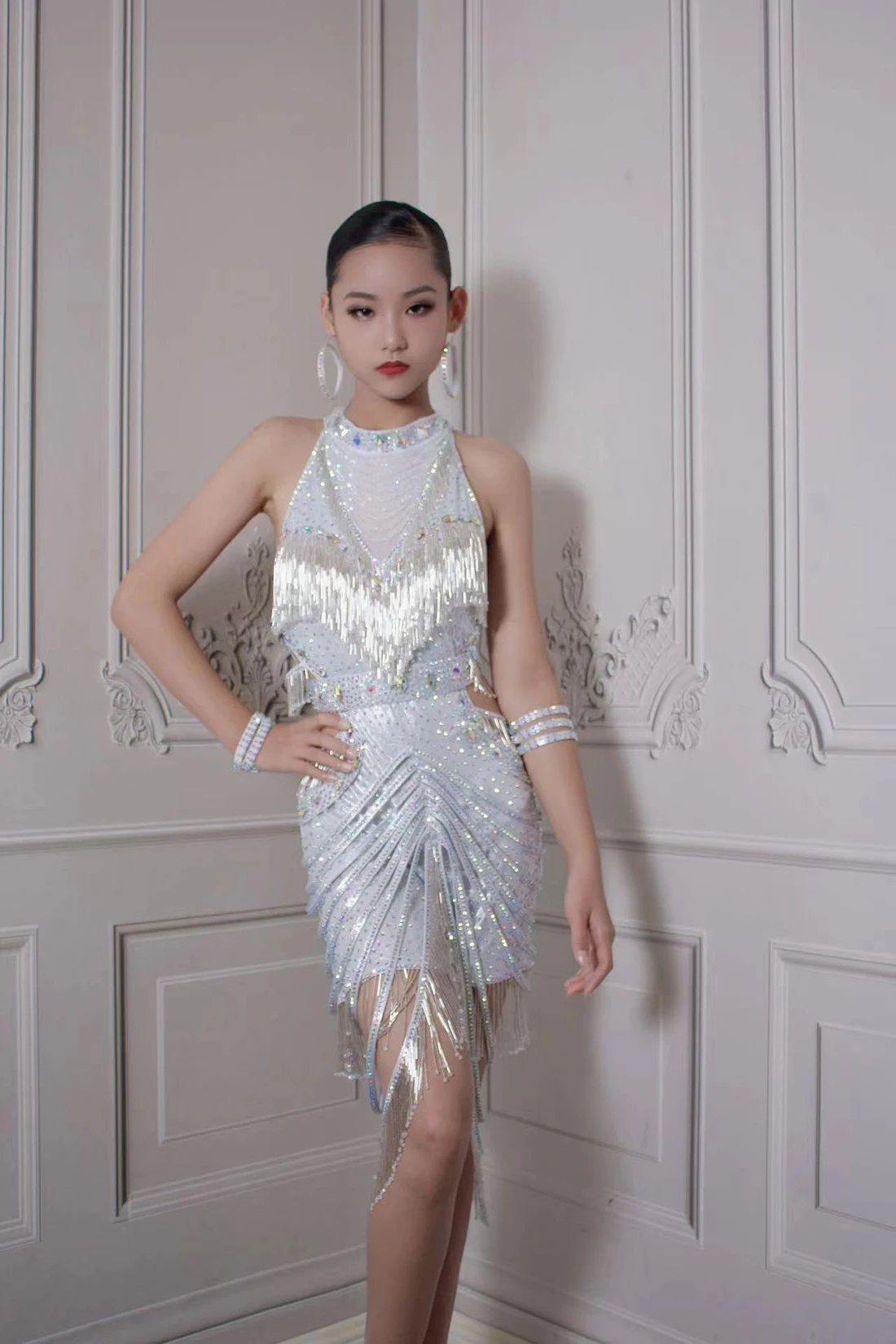 

Женское высококачественное платье для латинских танцев со стразами по индивидуальному заказу, серебряное платье с кристаллами и кисточками для выступлений в стиле самбы