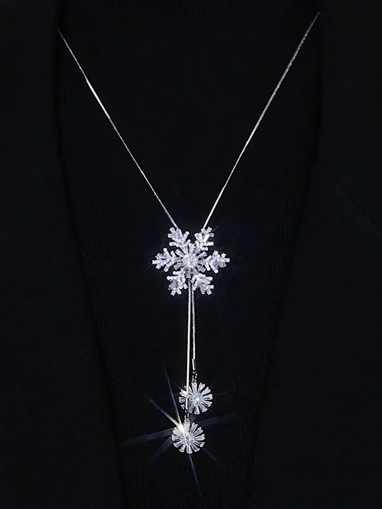 

Women's Rotating Zircon Snowflake Necklace Elegant Collar Chain Light Luxury Minimalist Choker Pendant for Sweater