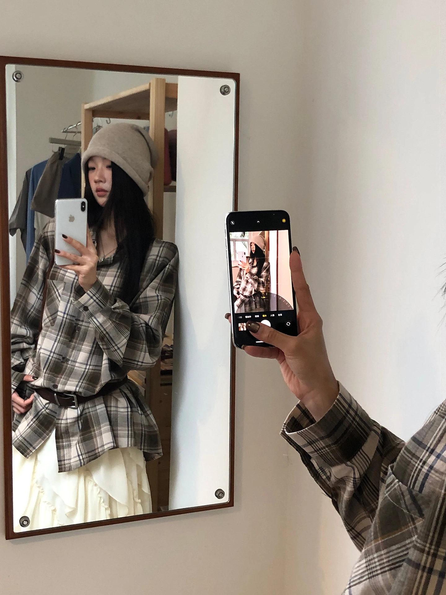 レッドパーソナリティプラザチェック柄シャツ女性初秋2025新しい非常に美しいルーズ長袖コーヒー色の女性のシャツ