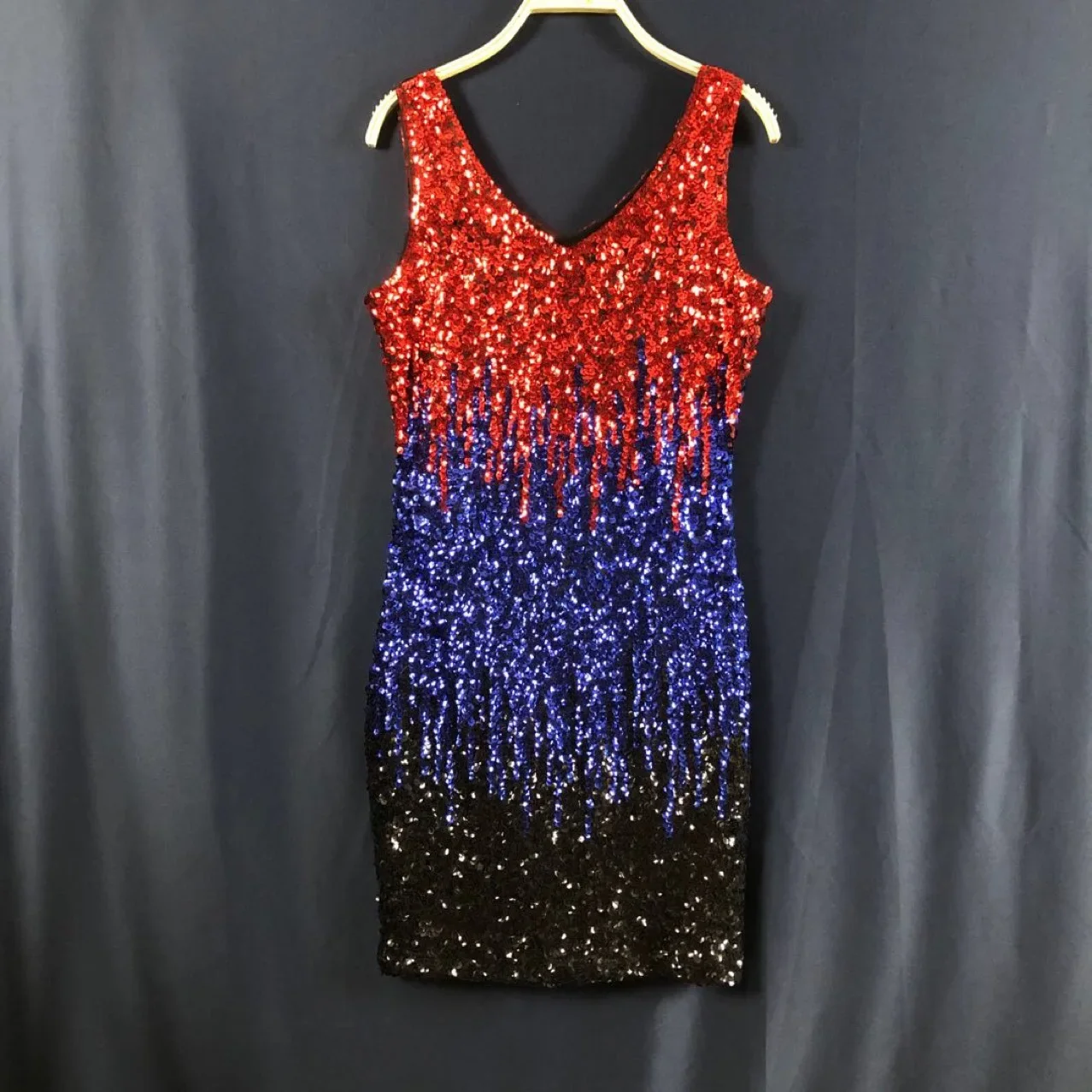 فستان قصير مثير متدرج ترتر على شكل حرف v بدون أكمام للحفلات والنوادي تنورة ضيقة للنساء عبر الحدود فستان ملهى ليلي عصري