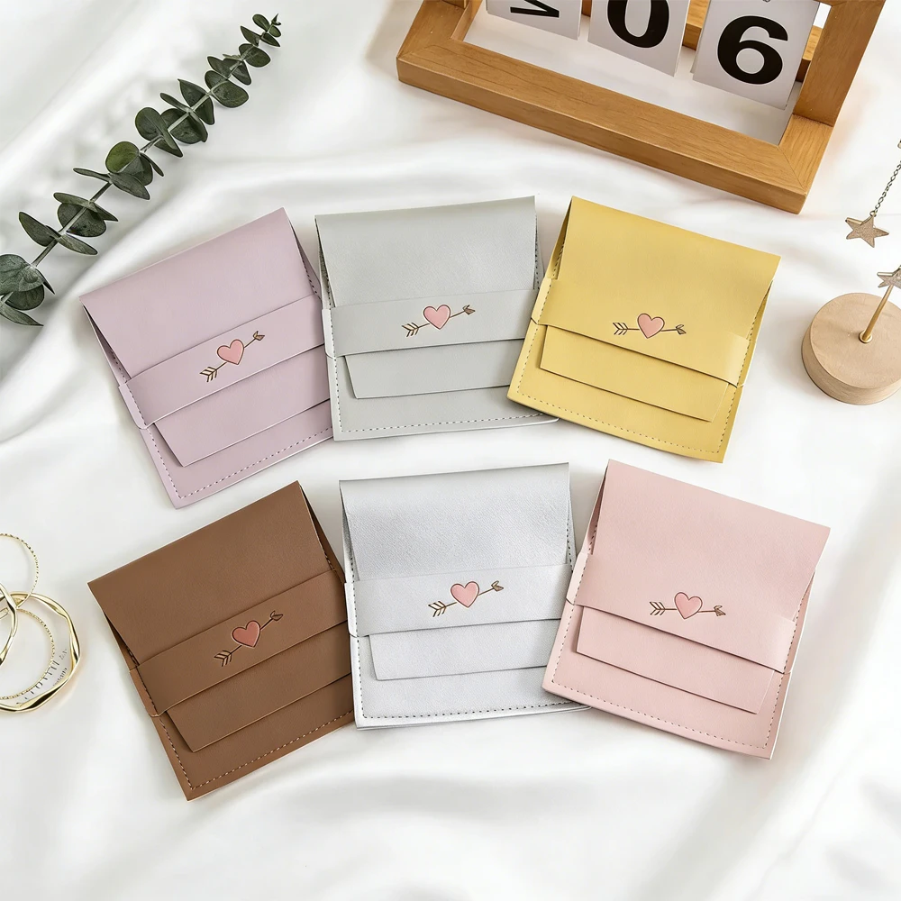 

50 шт. светло-фиолетовых мешочков из искусственной кожи для ювелирных изделий с откидной крышкой, на заказ с логотипом, для колец, ожерелий, серег, органайзер, пылезащитный мешочек