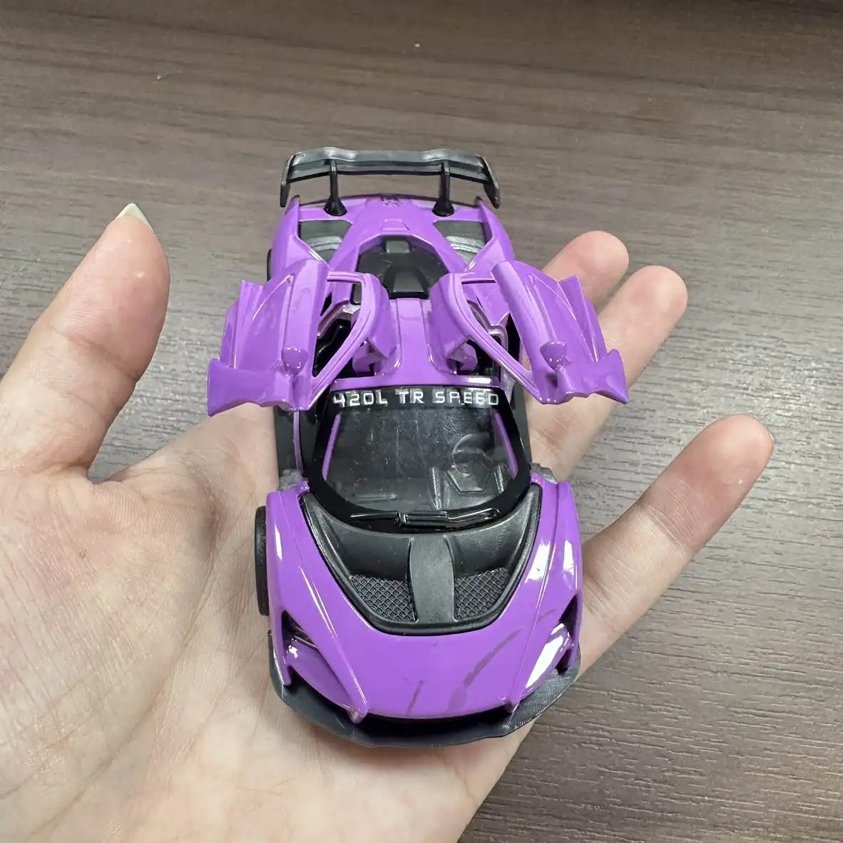 Miniature Alloy Die-Cast Racing Car Model Ornament with Openable Doors, Pull-Back Feature, Desktop Decoration for Boys and Car Enthusiasts, Creative Gift