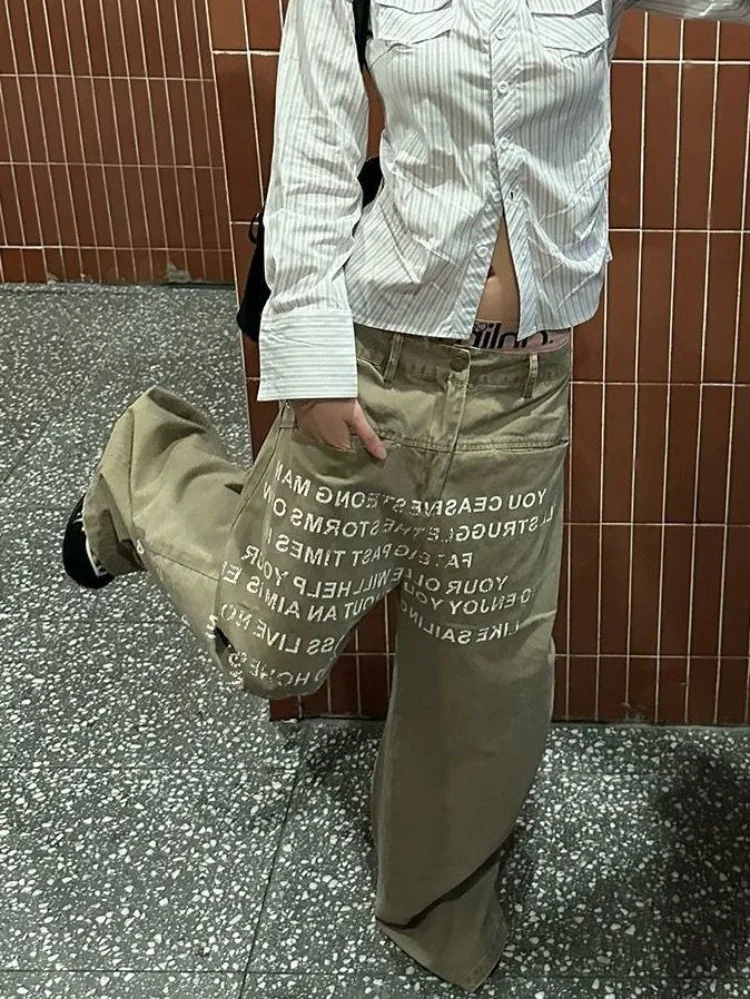 بنطلون جينز نسائي كاكي فضفاض واسع الساق مطبوع عليه حروف للجنسين بنطلون جينز نسائي غير رسمي من قماش الدنيم