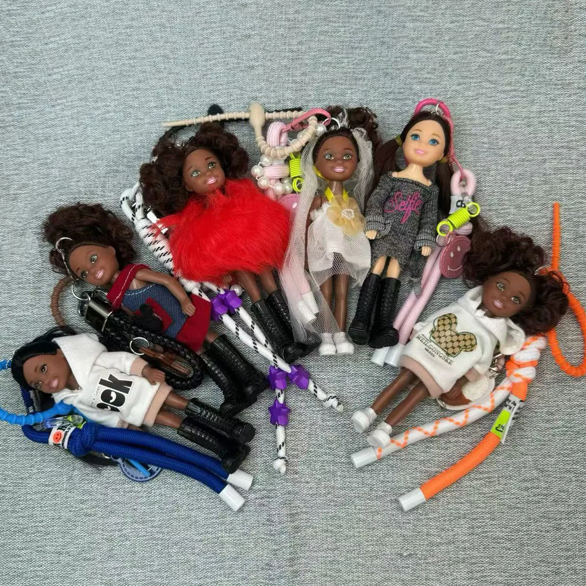 แฟชั่นผิวสีดําเล็กๆผิวสีขาวสาวตุ๊กตา Kelly ตุ๊กตาจี้ DIY เสื้อผ้าเปลี่ยนรถพวงกุญแจพวงกุญแจน่ารัก