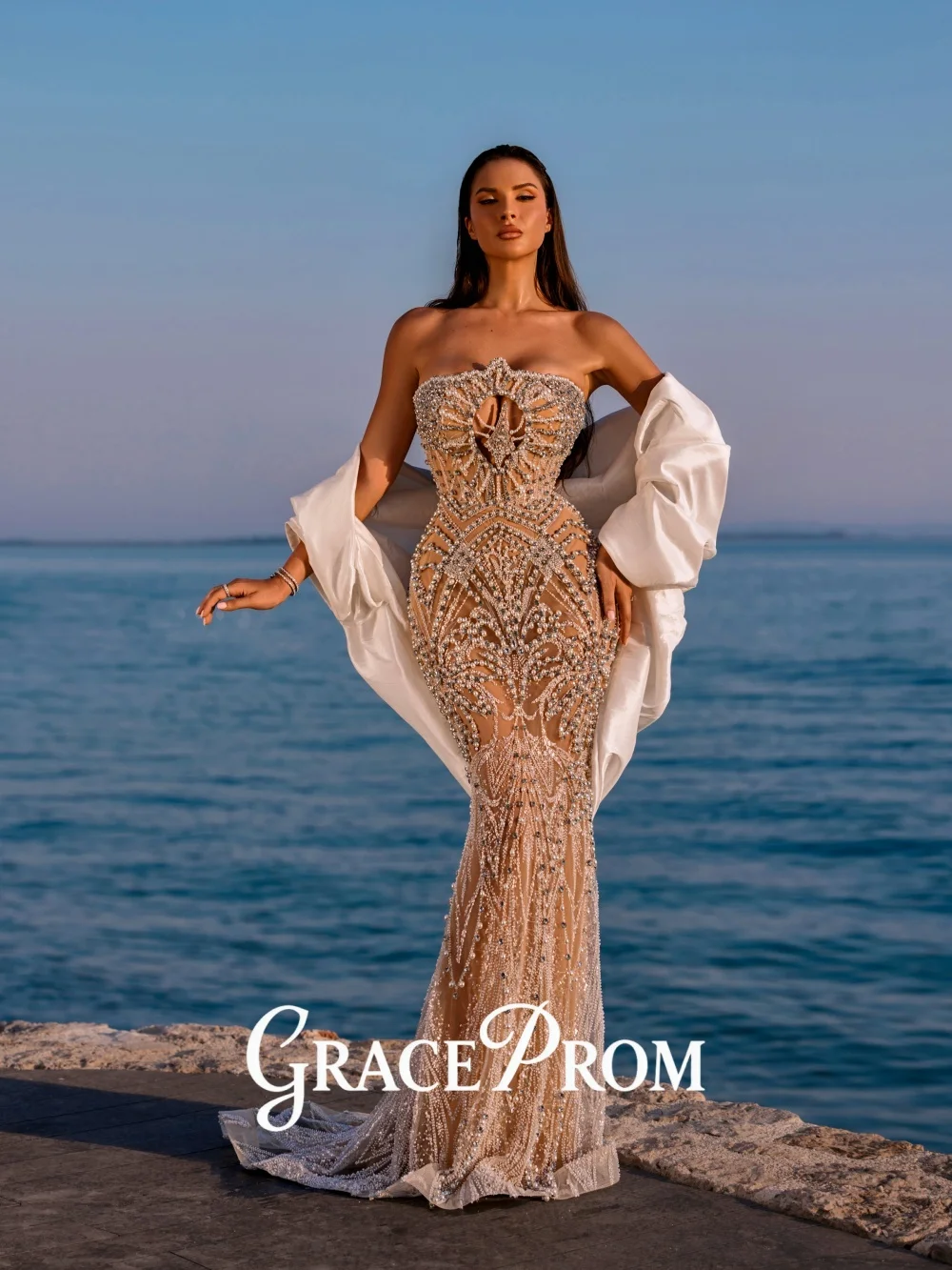 ชุดราตรีเกาะอก GraceProm รุ่นปี 2026 ประดับลูกปัดเต็มตัว ดีไซน์หรูหรา ทรงเอไลน์ยาวกรอมพื้น สำหรับงานปาร์ตี้