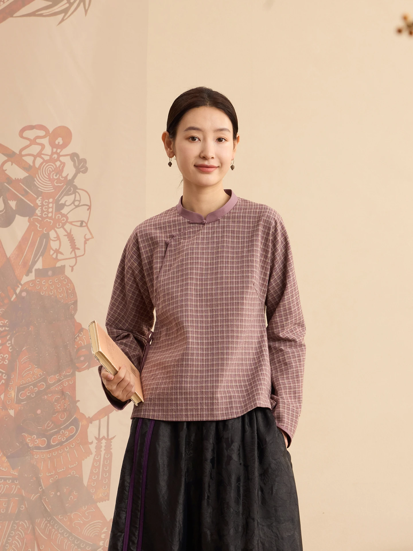 

Оригинальная хлопковая рубашка Ji Xiang: Нежная, тихая, в клетку, с разрезом, длинный рукав, воротник-стойка, в китайском стиле, женская модная одежда