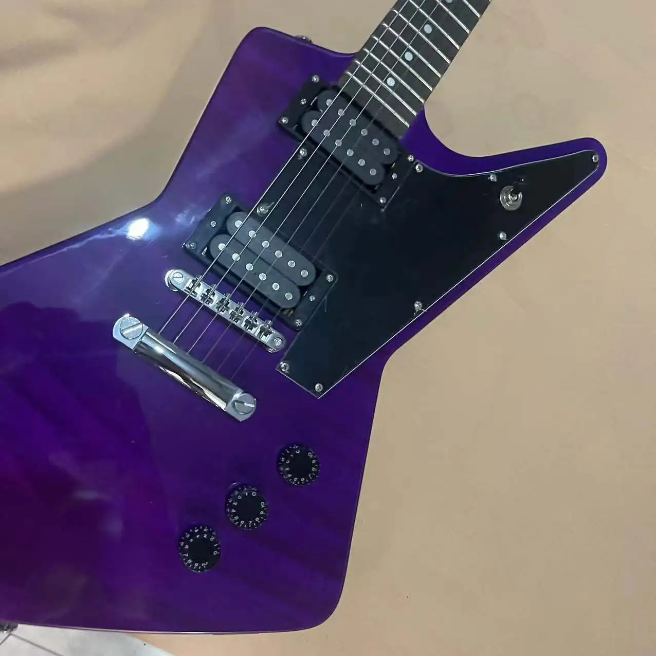 In stock, 6-chord shaped electric guitar, purple body, with real shipping pictures. Order and ship immediately