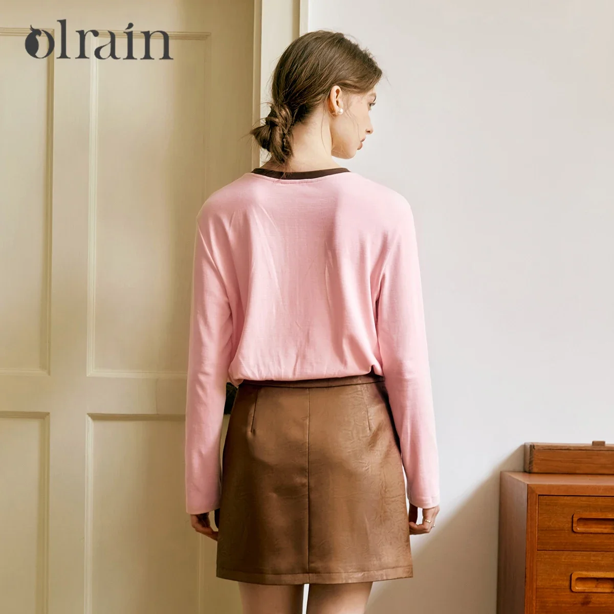 OLrain ニット Tシャツ 2025 春 ルーズコットン スプライスプリント クルーネック 長袖 通勤 Tシャツ 女性服 M56QT93135