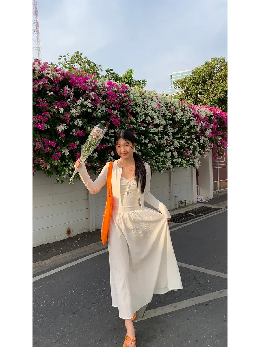 فستان طويل أبيض بدون حمالات للنساء صيف 2025 تصميم جديد بخصر مرتفع وتنورة على شكل حرف A من البوليستر والنايلون بدون أكمام للار...