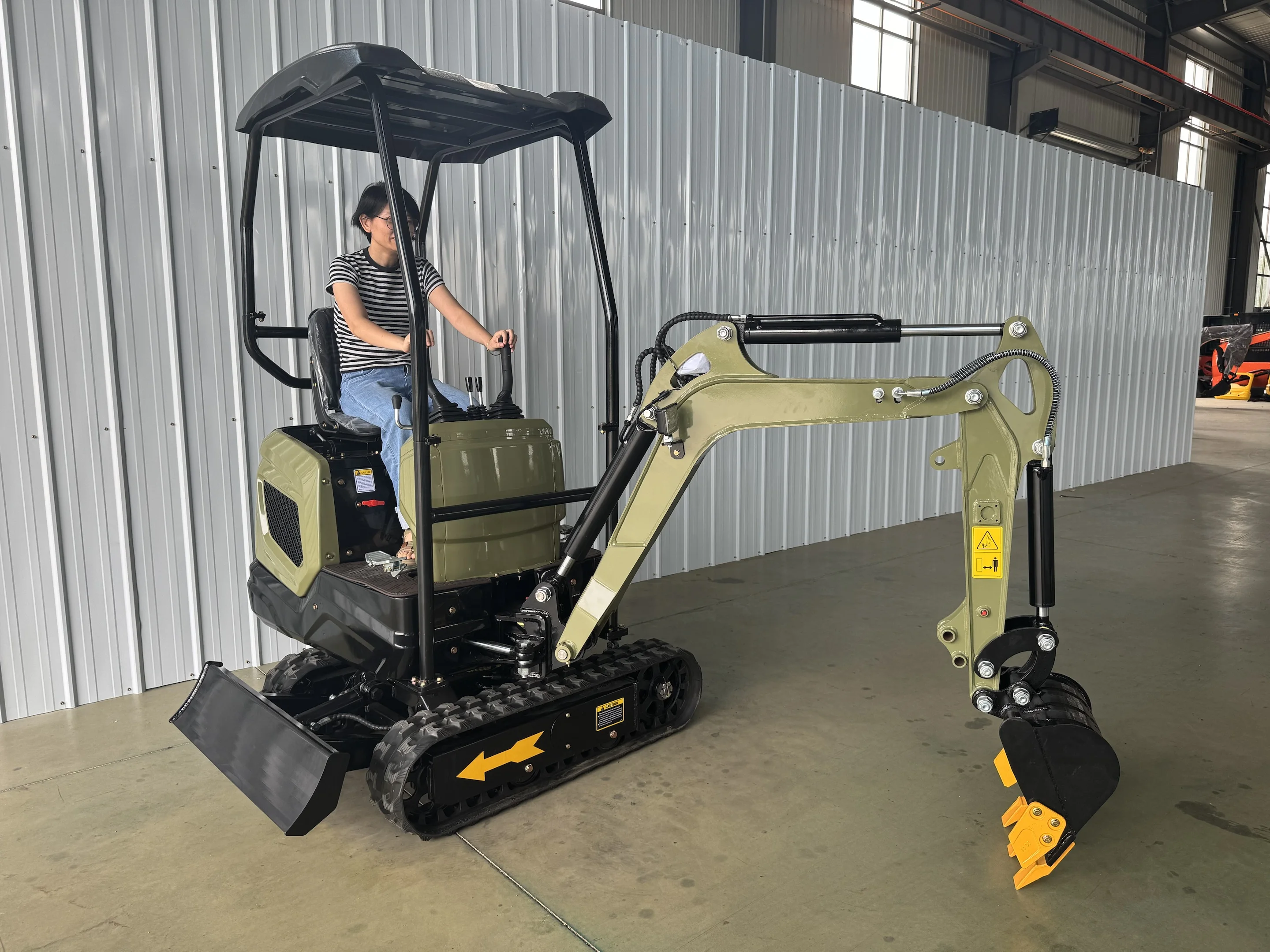 Excavator mini hidrolik beroda rantai baru dari Cina, bersertifikasi CE/EPA, 0,8 ton - 1,2 ton, untuk penggunaan di luar ruangan dan pertanian.