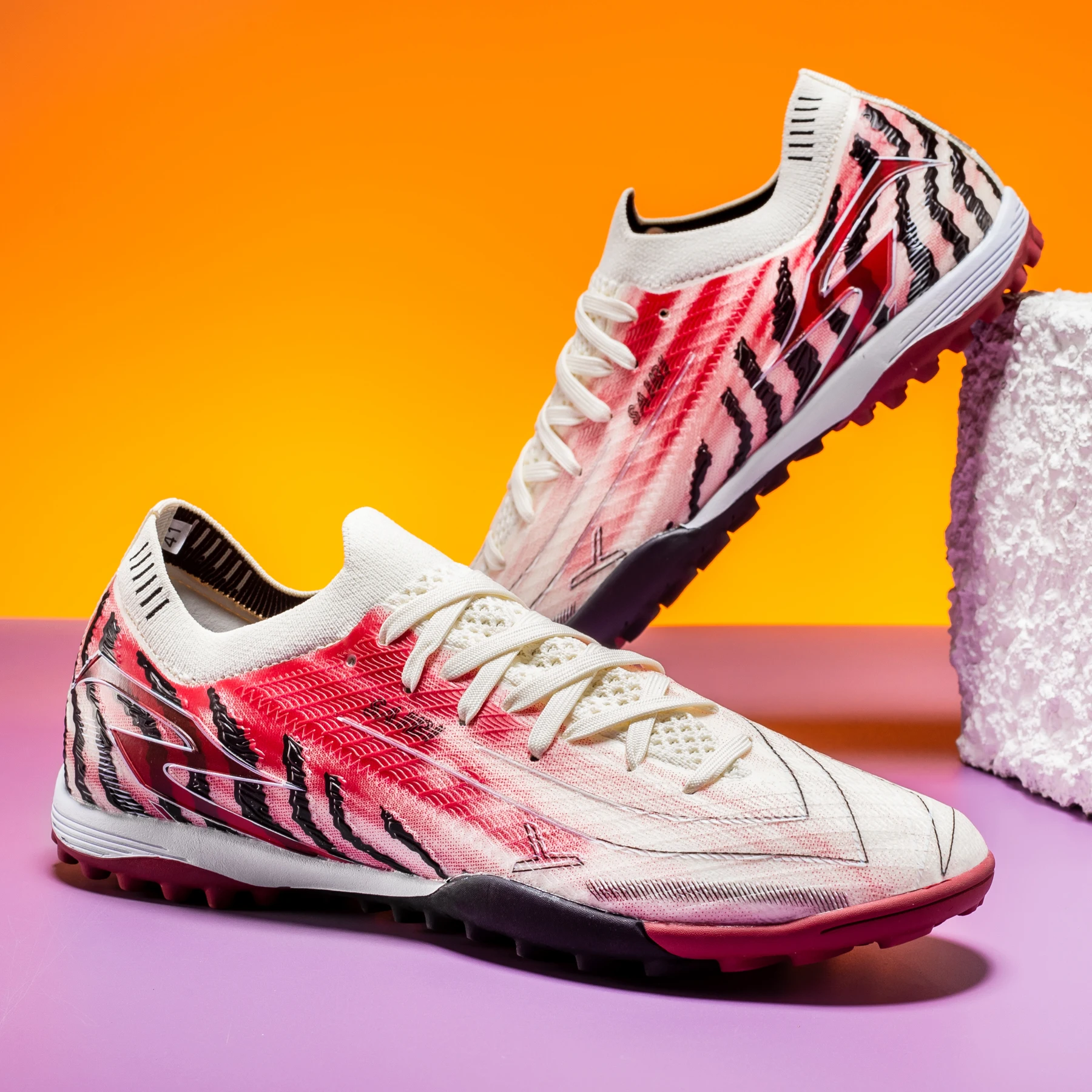 

Hot selling football boots unisex style, broken nails and spikes optional style TF and FG, 3 colors are available Sole spikes