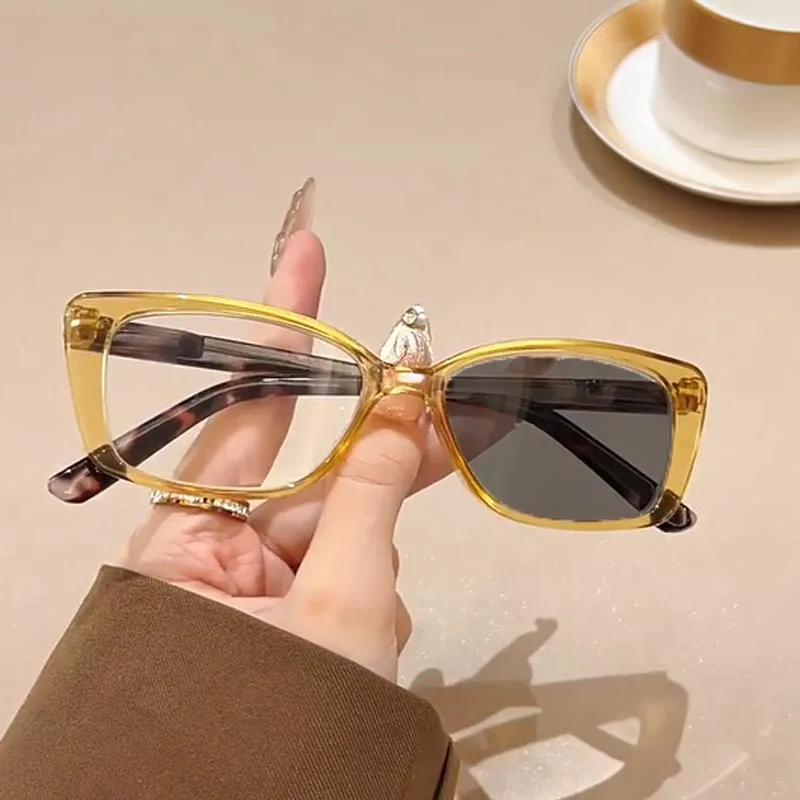 

New Photochromic Reading Glasses Unisex Blue Light Blocking Glasses Fashionable Square Frames Turn Grey Presbyopia Glasses