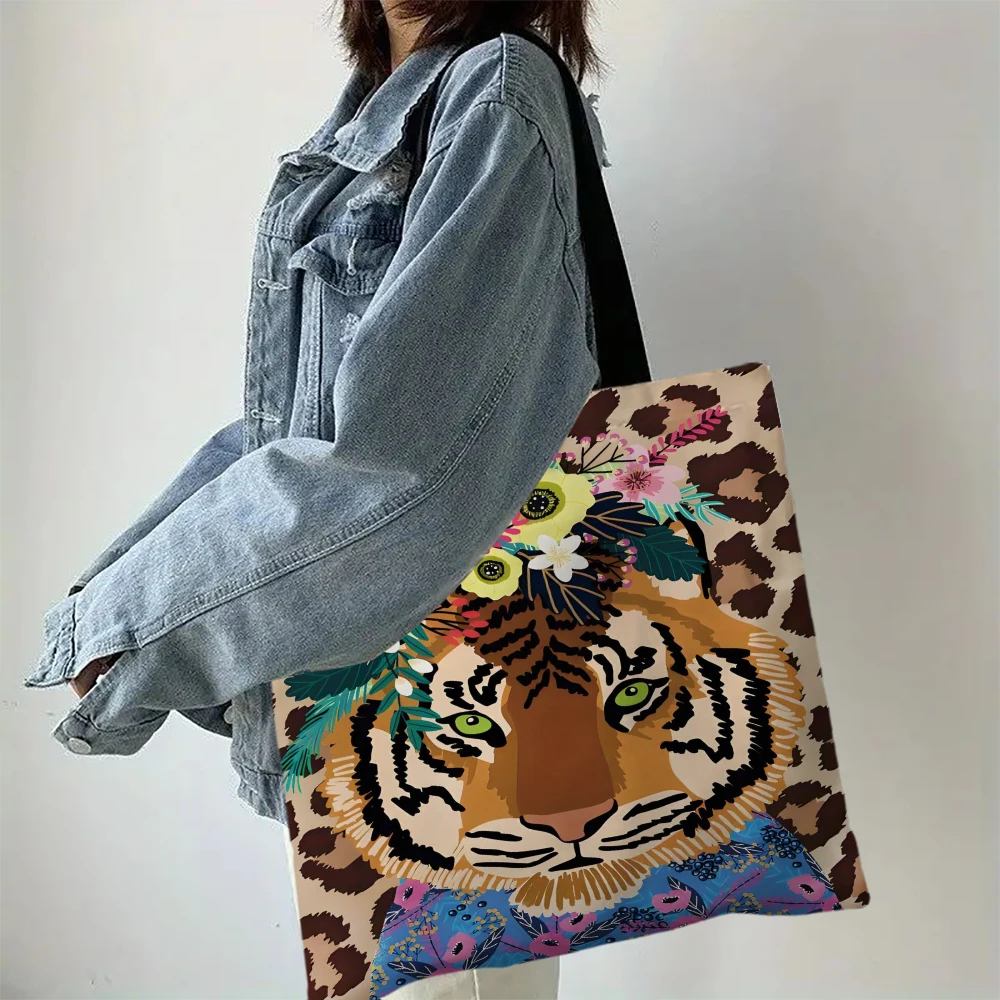 عنصر الحيوان 1 قطعة توضيح نمر يرتدي إكليلًا، حقيبة حمل خلفية بطبعة الفهد، مثالية للتسوق