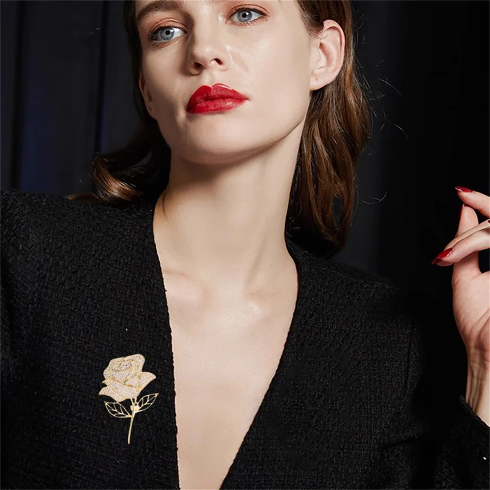 

Fashion CZ Rose Hollow Leaf Women's Brooch Luxury Elegance Flower Zircon Metal Lapel Pins Party Jewelry Corsage Accessories Gift