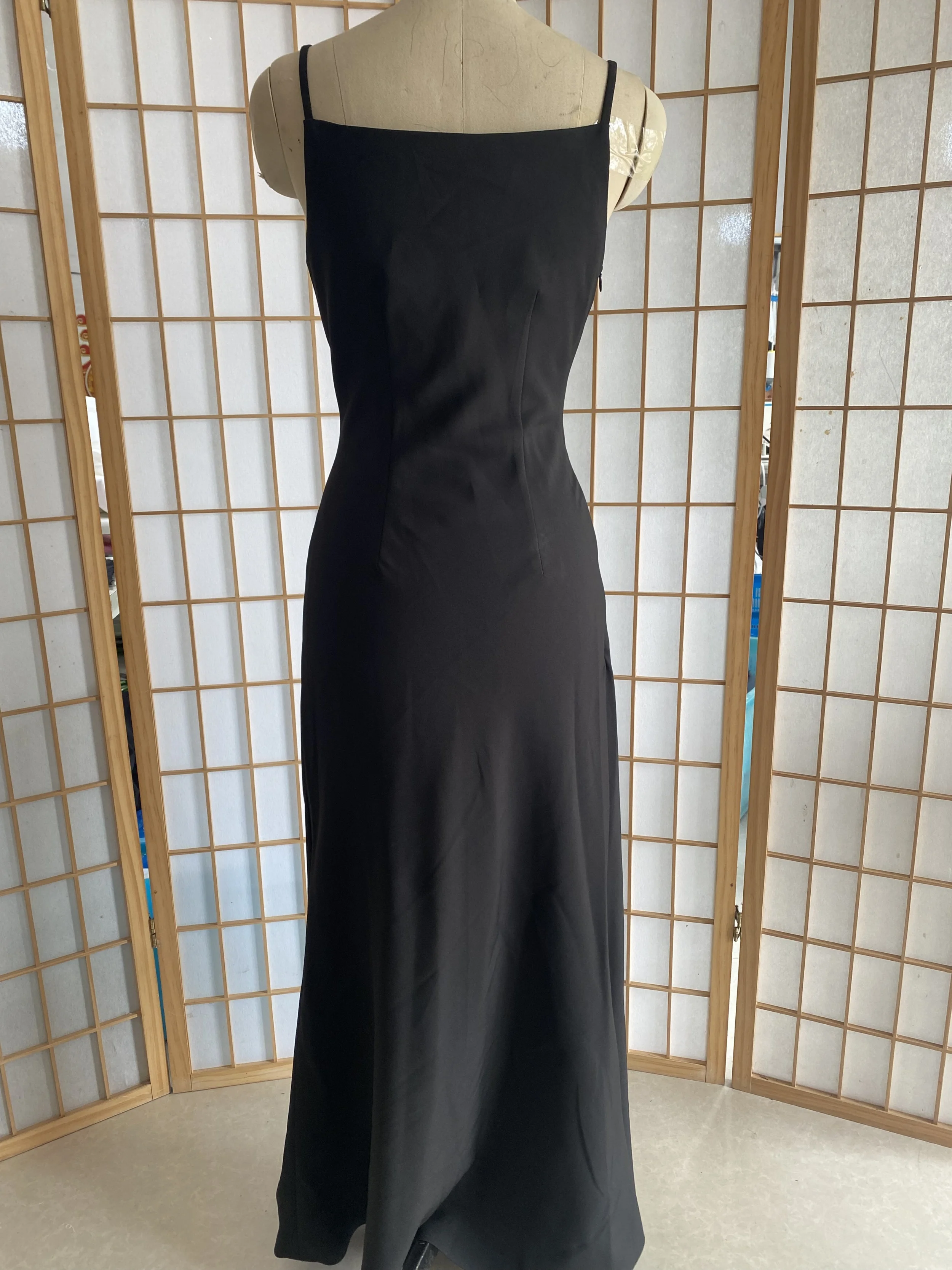 Vestido de novia ligero de satén negro, vestido largo hasta el suelo de novia con tirantes ajustados de estilo coreano, velo para salir, novedad de 2024