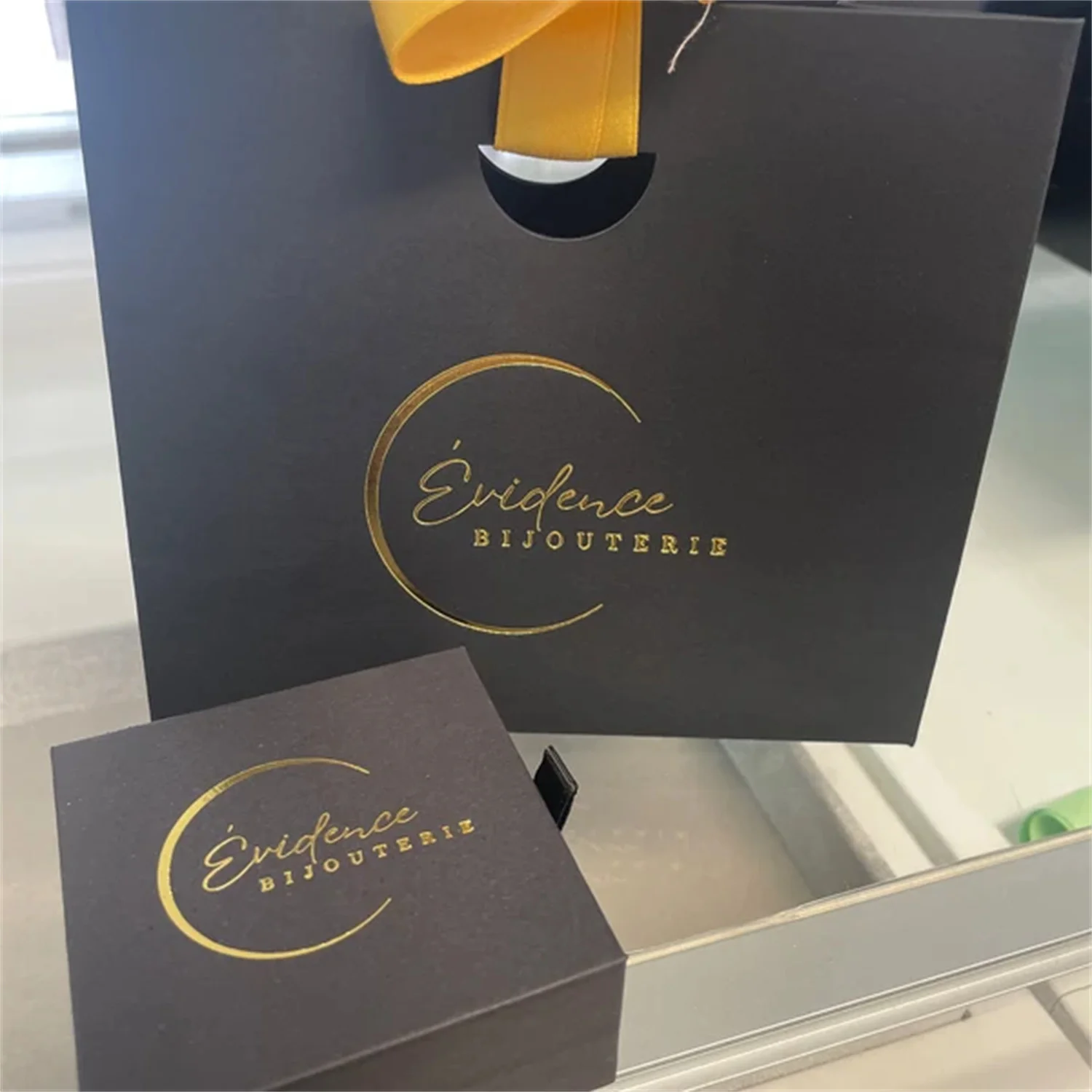 50 قطعة بو الجلود فو مخصص أكياس تغليف المجوهرات أكياس المفاجئة شعار مخصص أكياس المغلف ستوكات رفرف حقائب جلدية تنقش لو