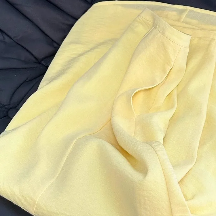 กระโปรงทรงเอเอวสูงผ้าไหมน้ำแข็งสีเหลืองสำหรับผู้หญิง แฟชั่นฤดูร้อน สไตล์ลำลอง ทรงหลวม สีซันเดด ทรงร่ม