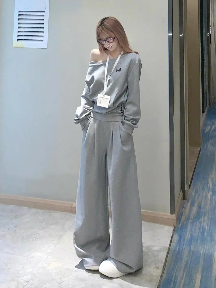 

Корейский стиль: женский спортивный комплект из двух предметов – укороченный свитшот с открытыми плечами и широкие брюки с высокой талией, повседневный, удобный, с эффектом похудения