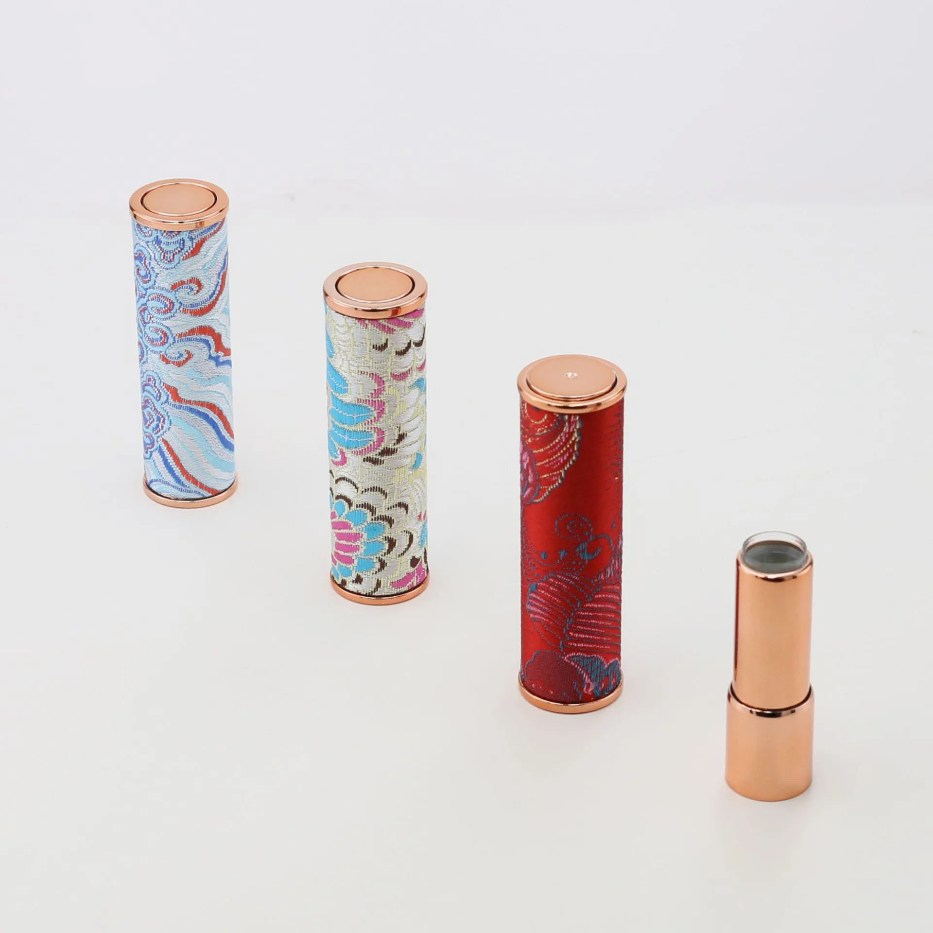 3.5 جرام أنابيب أحمر الشفاه الفارغة وبلسم الشفاه لتقوم بها بنفسك حاوية مستحضرات التجميل الرائعة على الطراز الصيني أنبوب أحمر الشفاه مع التطريز