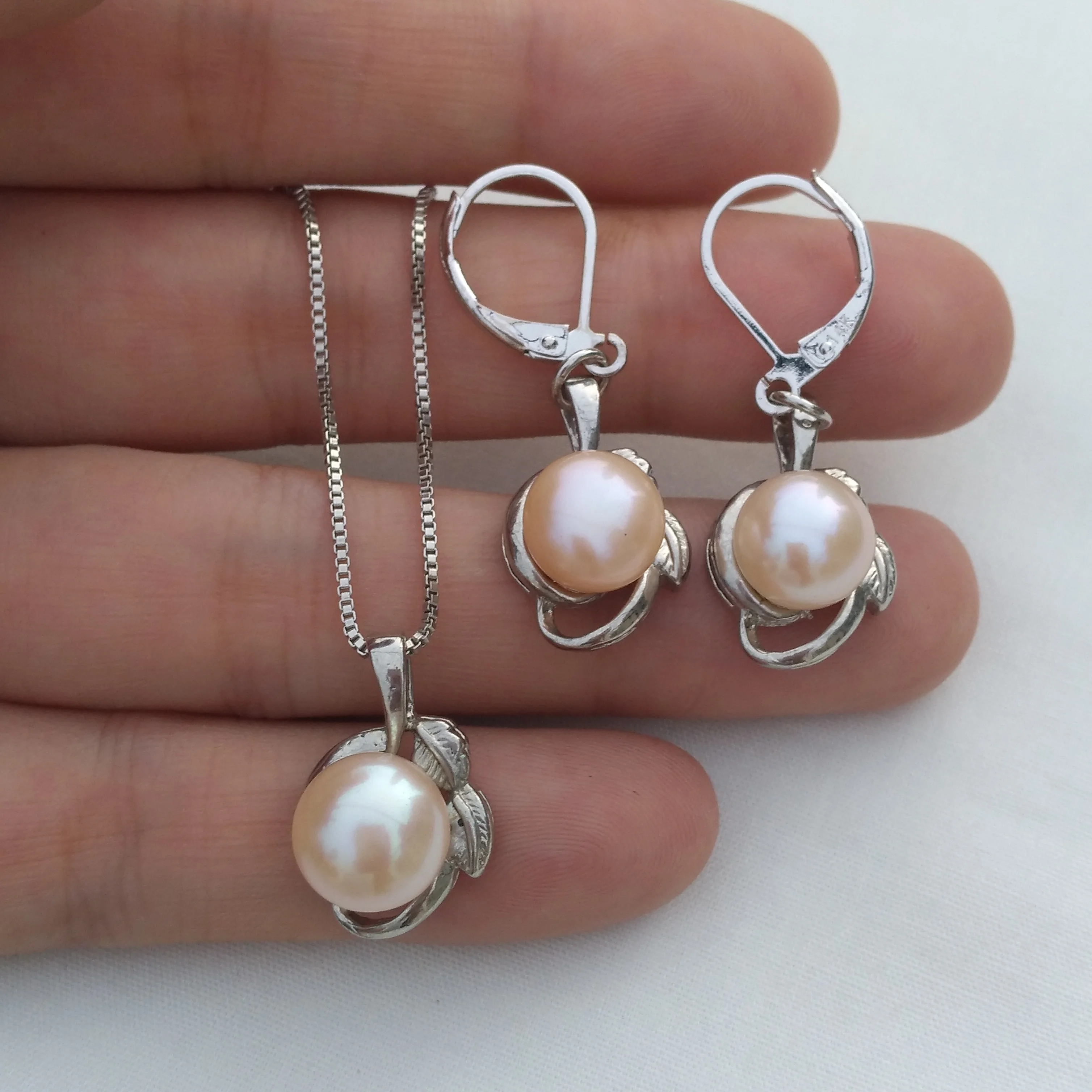 Natural Pink 6-7mm Sea Pearl Earrings Pendant Necklace Set  What you see is what you get, and your satisfaction is guaranteed.