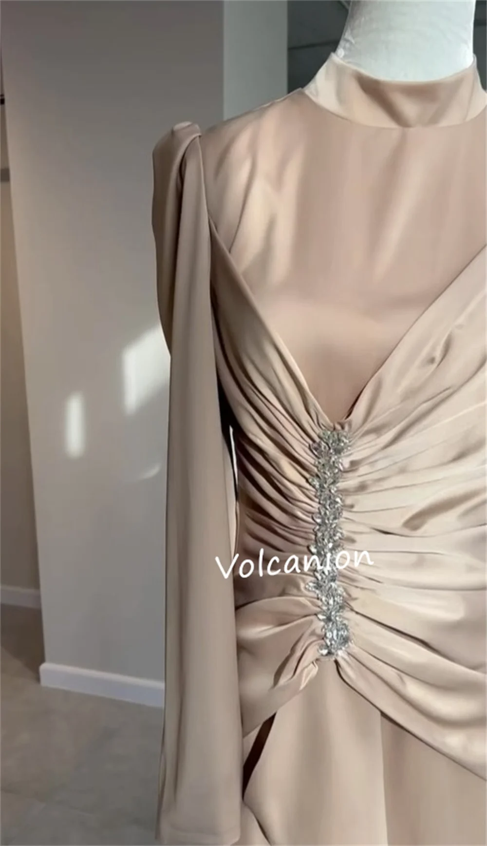 Abiti midi con colletto alto a trapezio con pieghe di perline personalizzati Occasioni su misura Festa serale Classico formale squisito