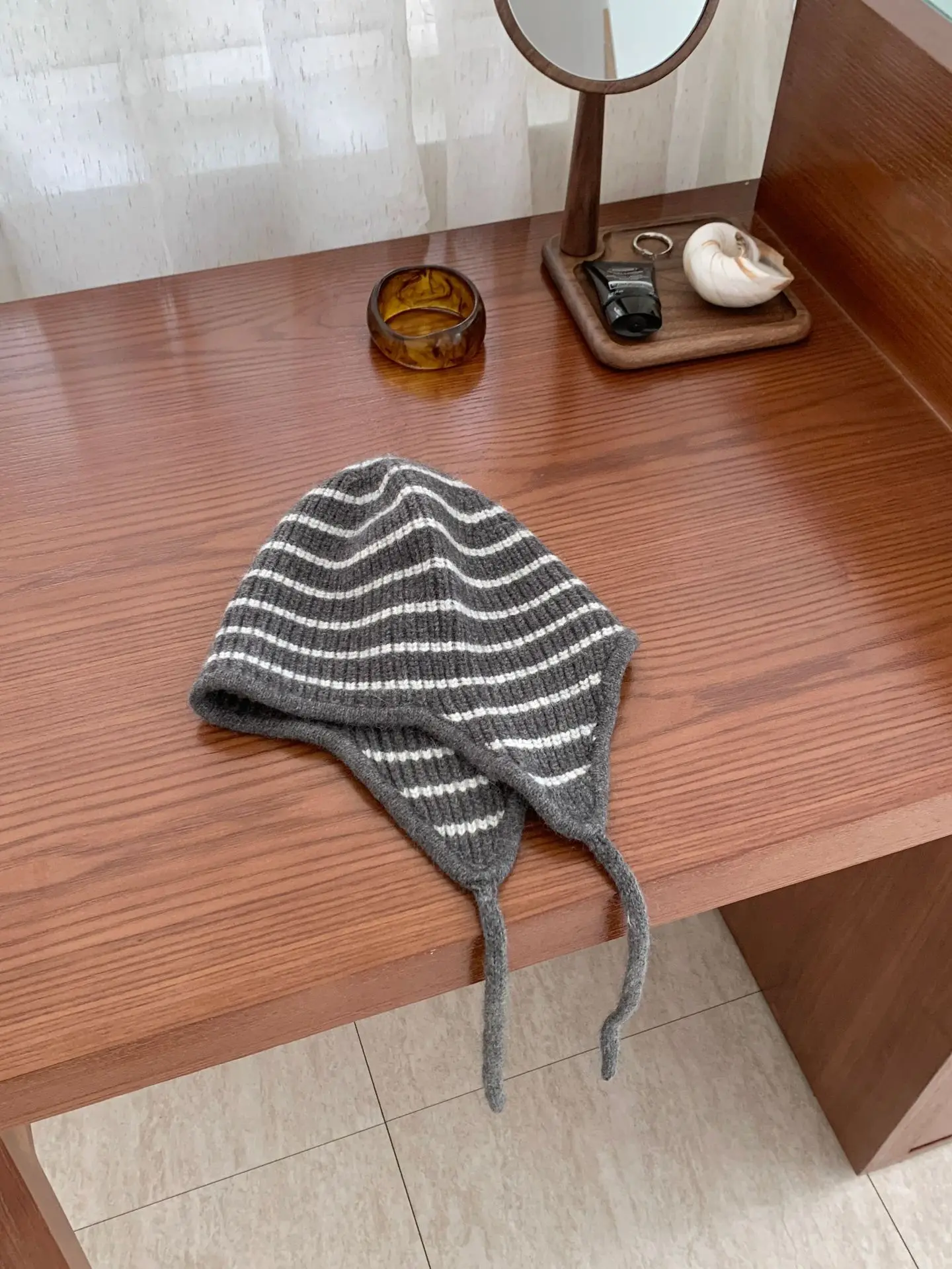 Japanische Wollmischmütze mit Streifenmuster, Schnürung und Ohrenschutz, gestrickt für Wärme im Winter, als Beanie-Mütze oder Bomber-Mütze für Damen geeignet, auch zum Radfahren. – Detail 5