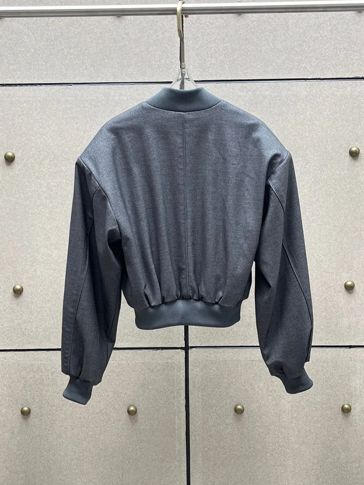 New grey wide-shoulder jacket for autumn/Winter 2026, wool blend three-dimensional silhouette pilot jacket